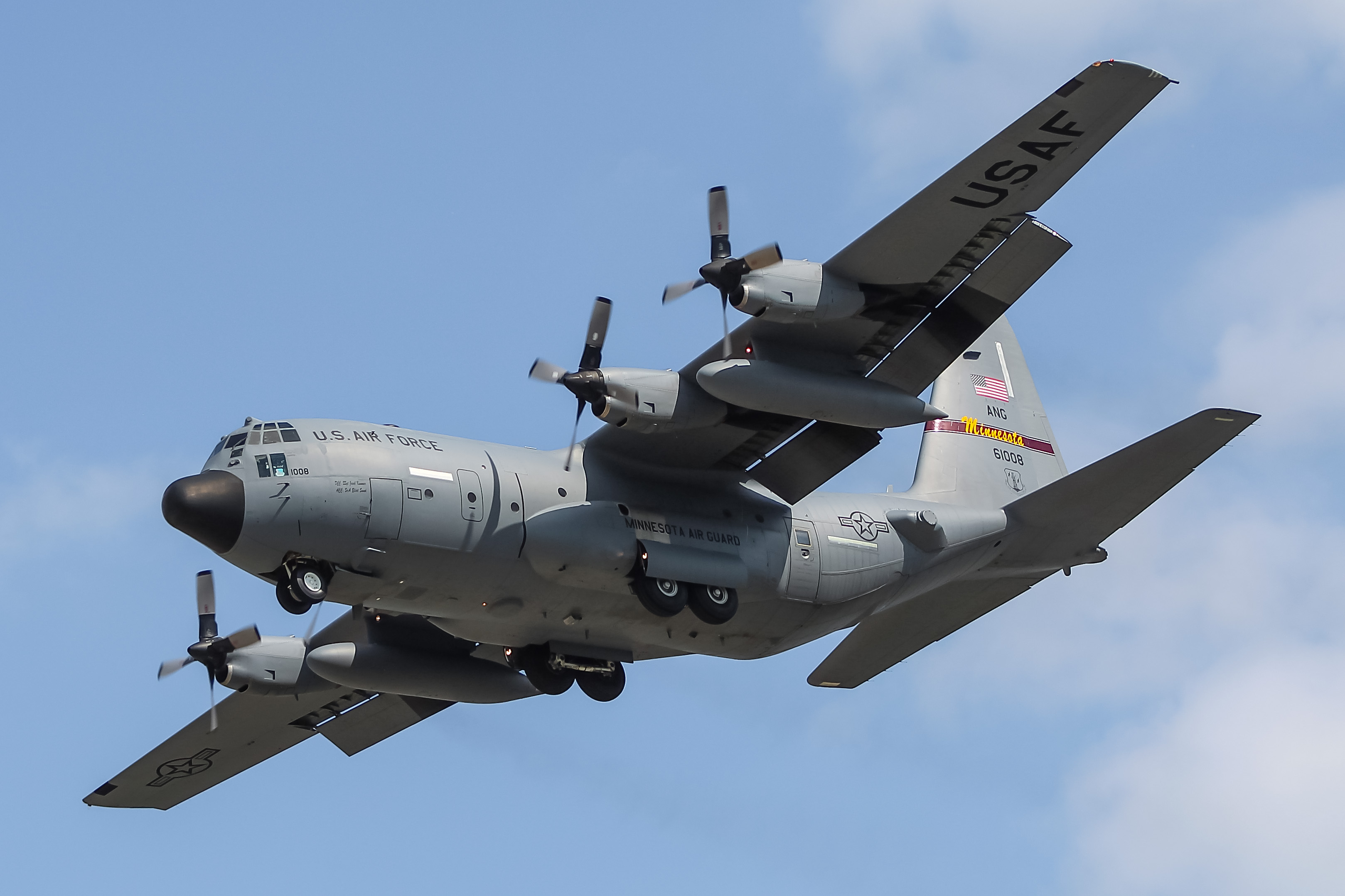 Full size: USAF - United States Air Force Lockheed C-130H Hercules 96-1008 at General Mitchell International Airport
