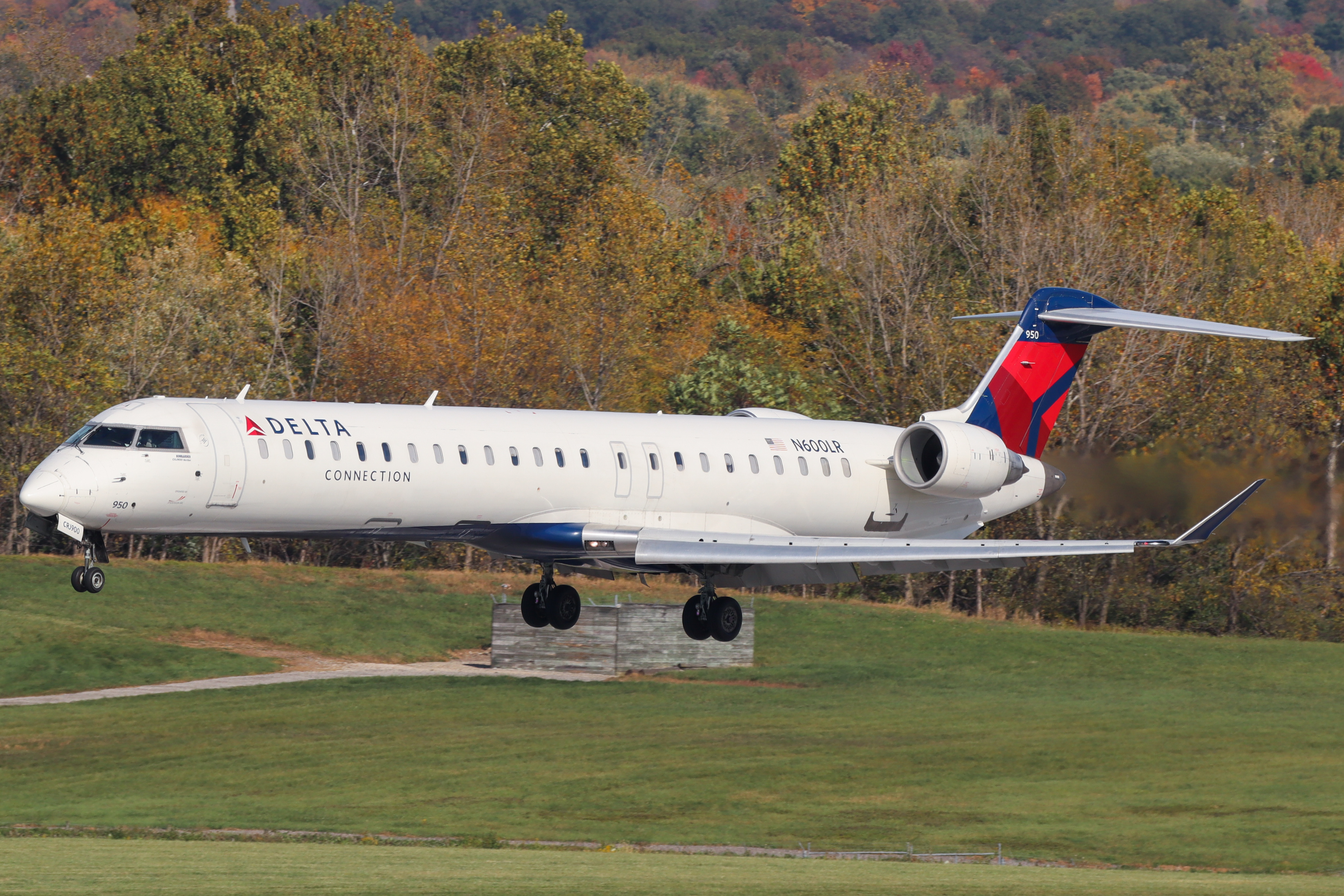 Full size: Delta Connection Mitsubishi CRJ-900 N600LR at John Glenn Columbus International Airport