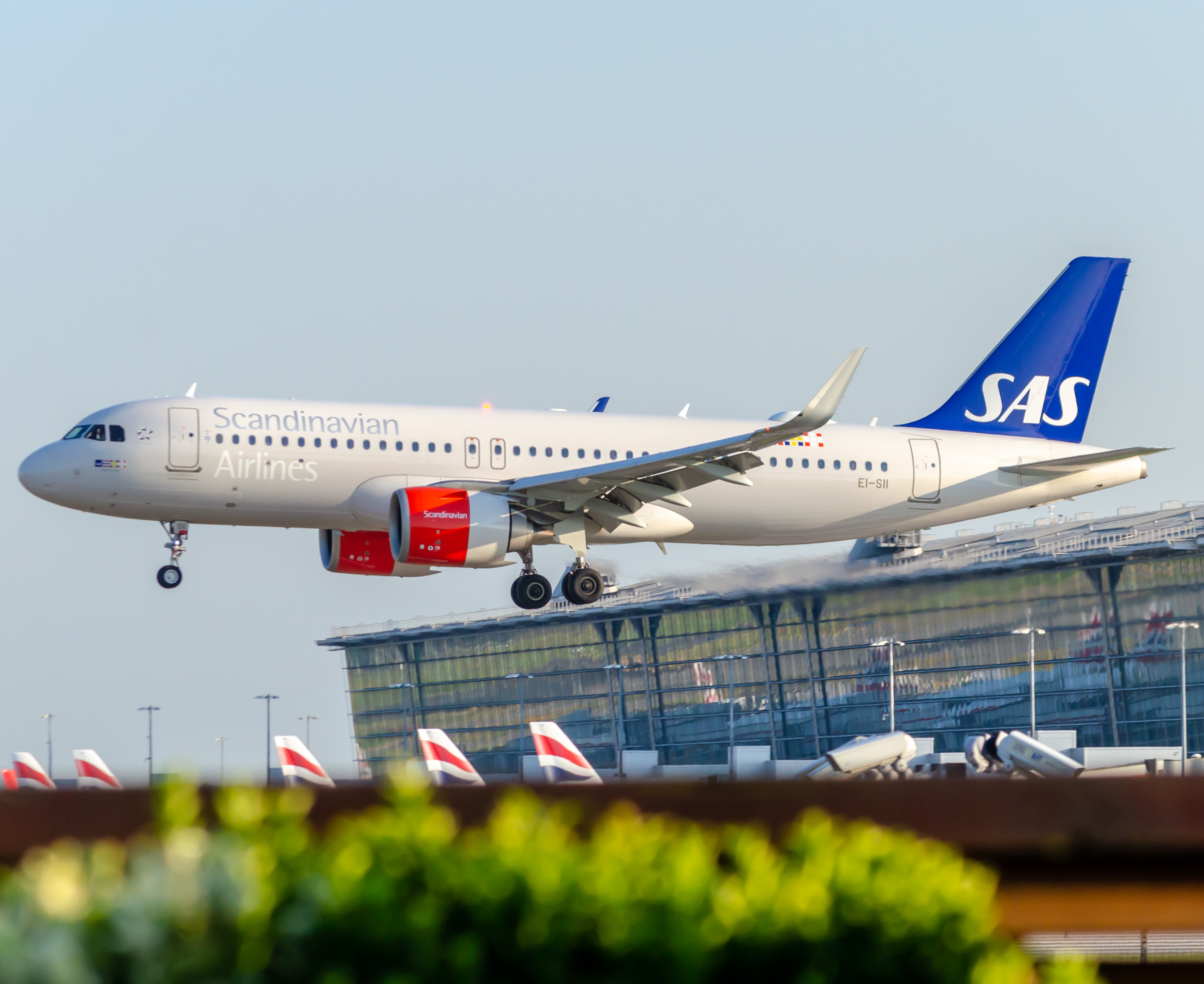 Full size: Scandinavian Airlines Airbus A320NEO EISII  at London Heathrow International Airport