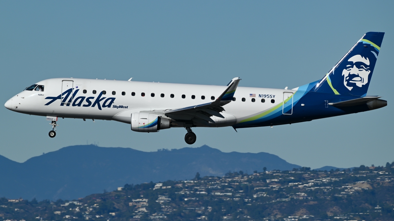 Full size: SkyWest Airlines Embraer E175 N195SY at Los Angeles International Airport