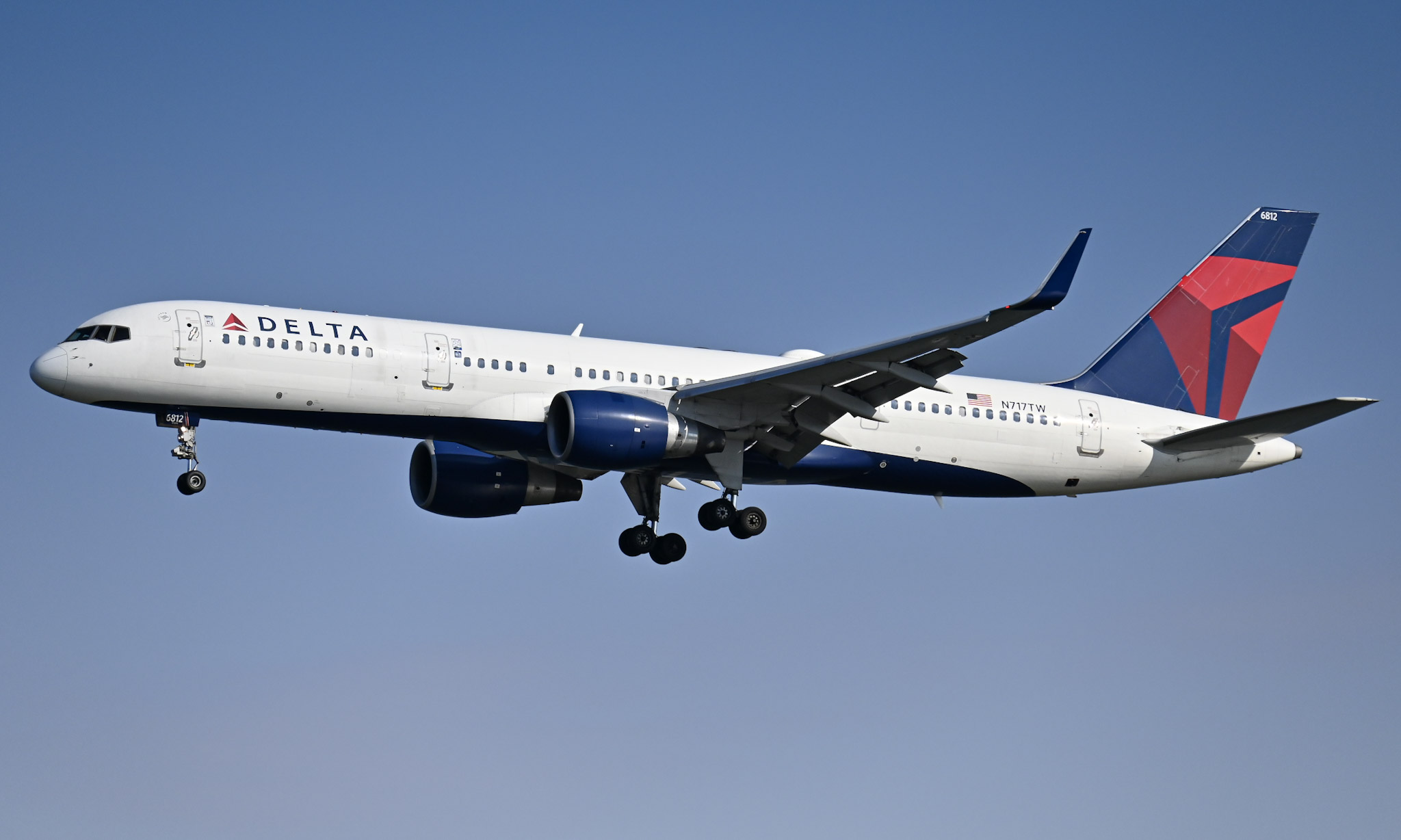 Full size: Delta Airlines Boeing 757-200 N717TW at Ronald Reagan National Airport