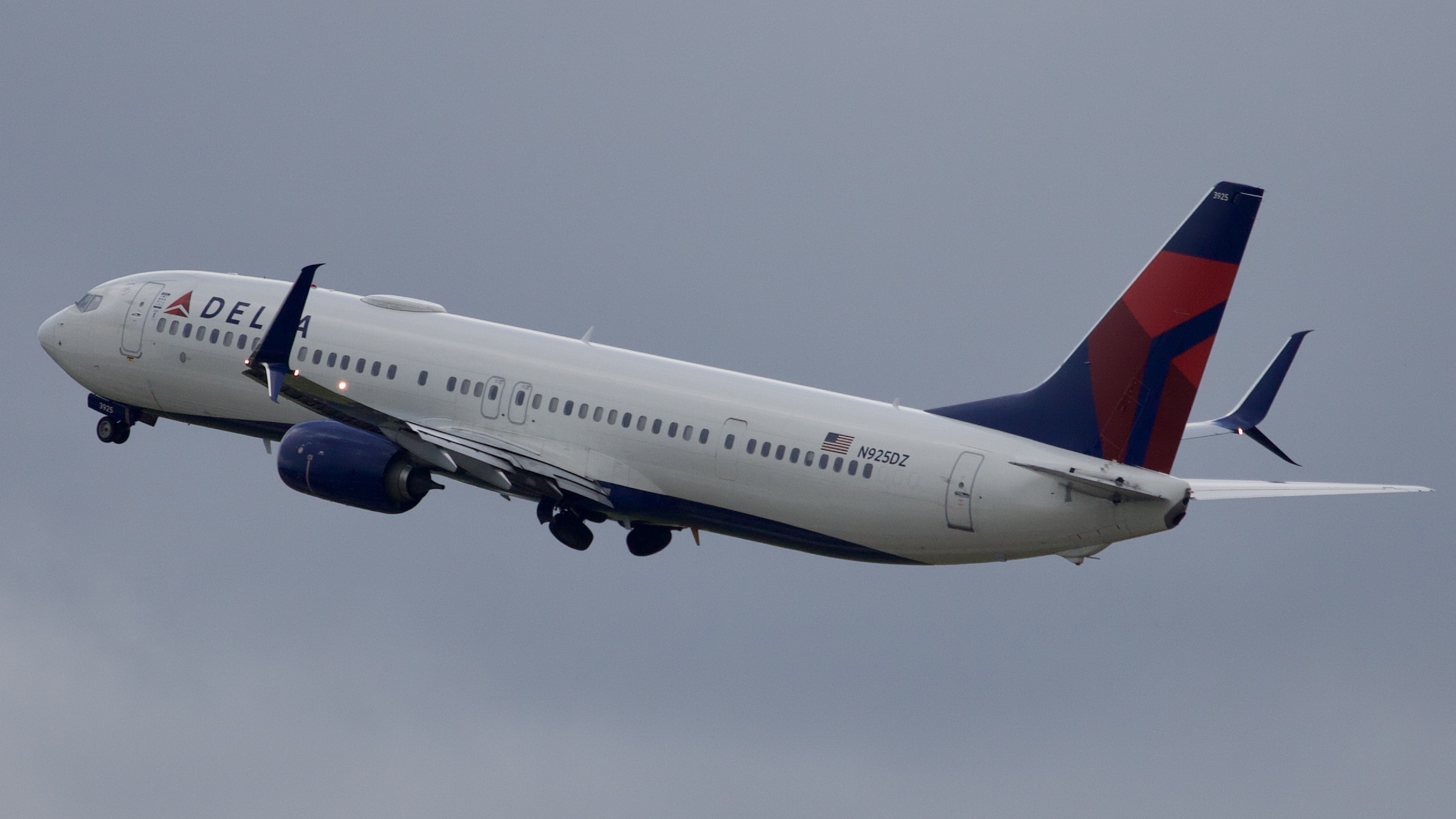 Full size: Delta Airlines Boeing 737-900ER N925DZ at Houston-George Bush Intercontinental Airport