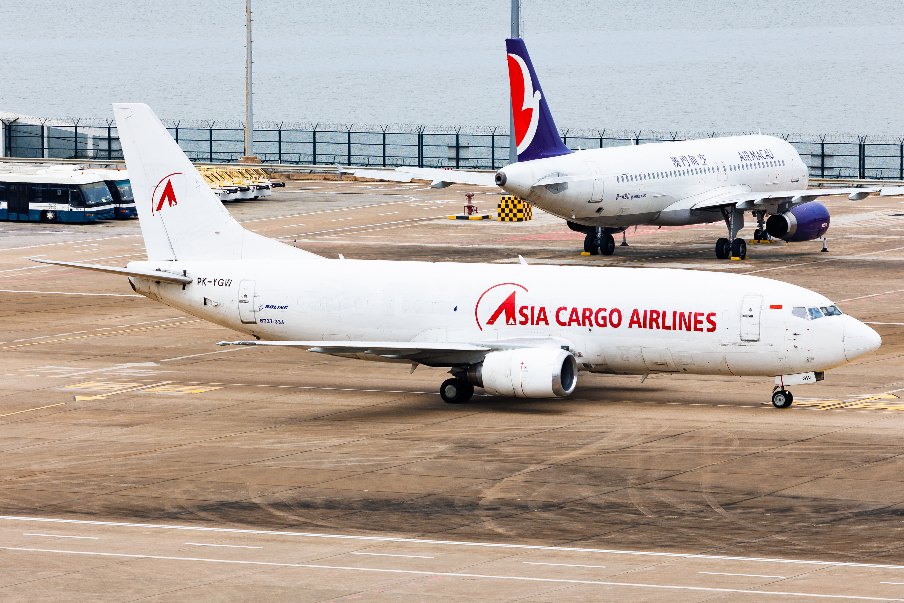 Full size: Asia Cargo Airlines Boeing 737-300 PK-YGW at Macau International Airport