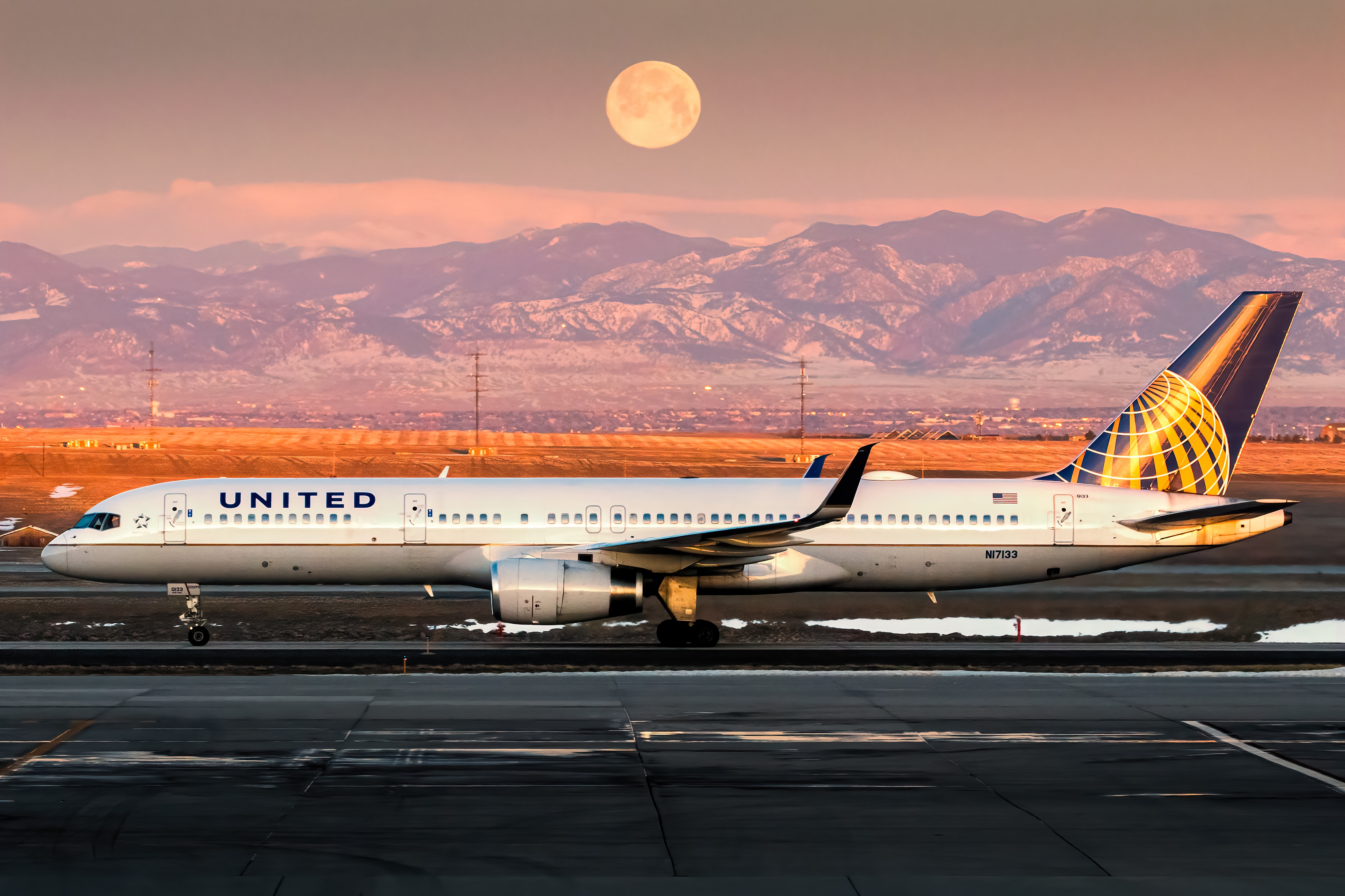 Full size: United Airlines Boeing 757-200 N17133 at Denver International Airport