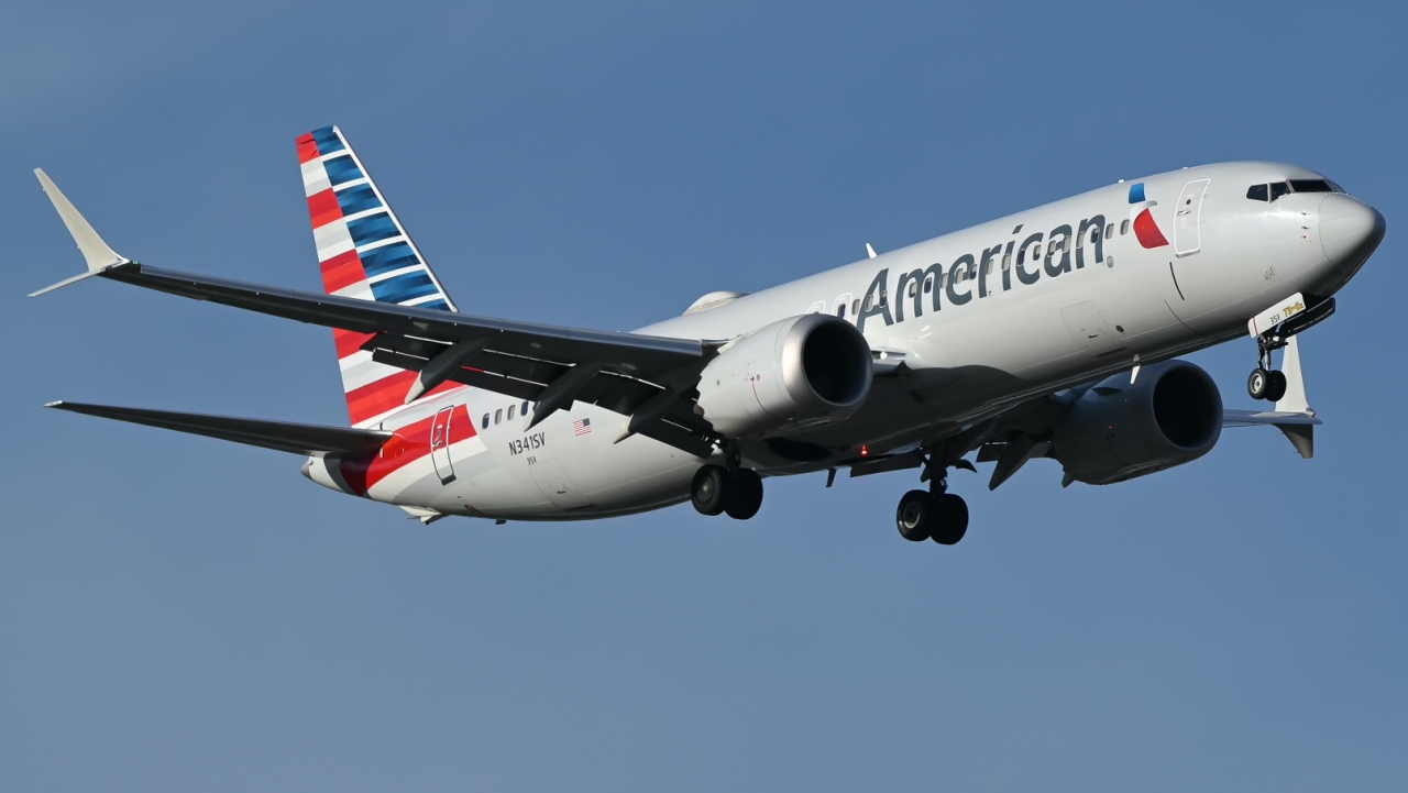 Full size: American Airlines Boeing 737 MAX 8 N341SV at Orlando International Airport