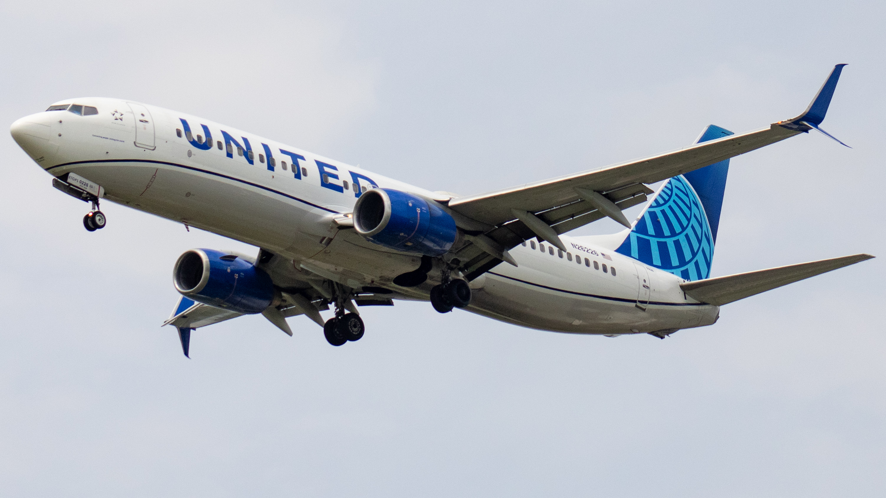 Full size: United Airlines Boeing 737-800 N26226 at Indianapolis International Airport