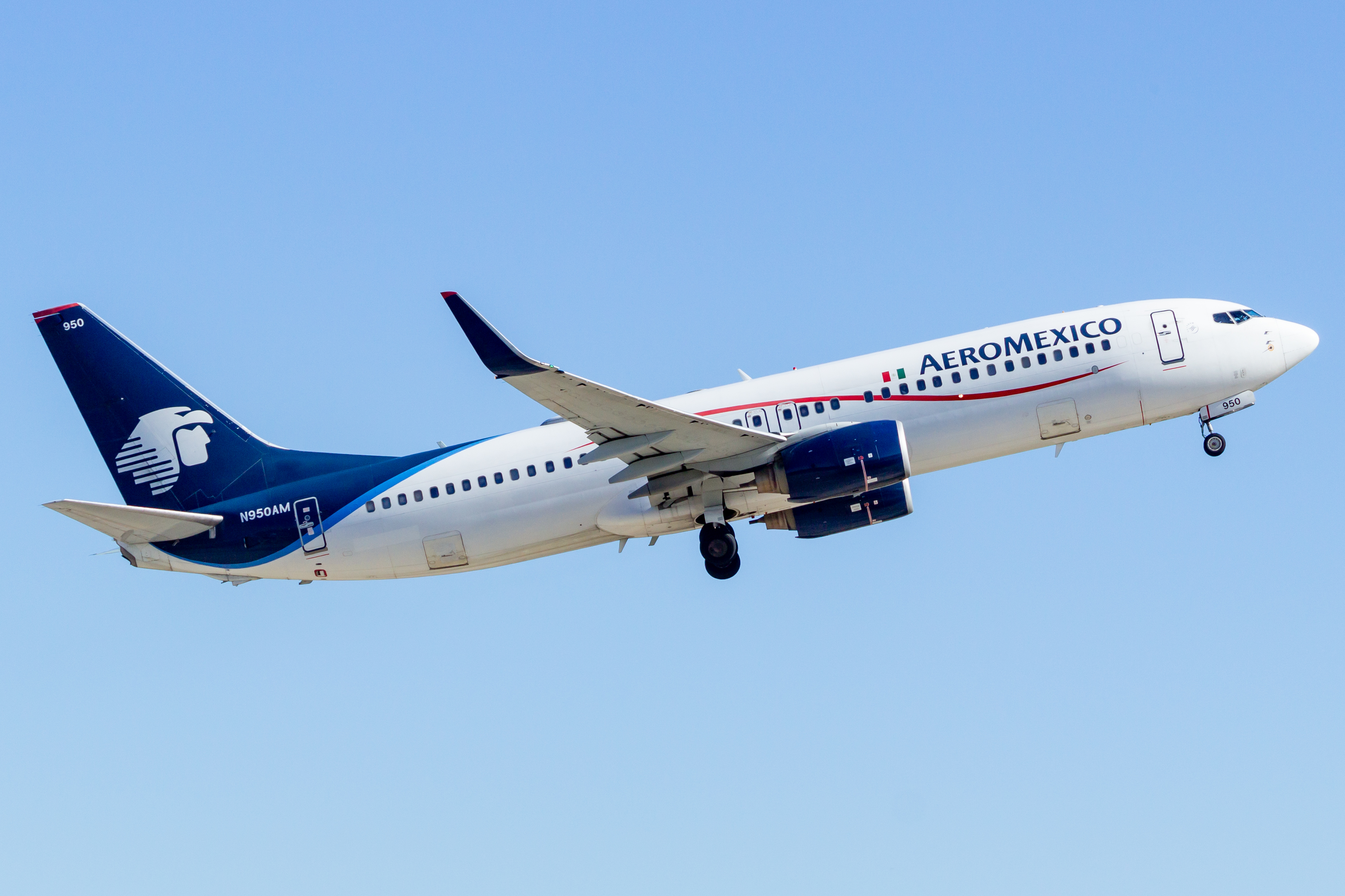 Full size: Aeromexico Boeing 737-800 N950AM at Houston-George Bush Intercontinental Airport