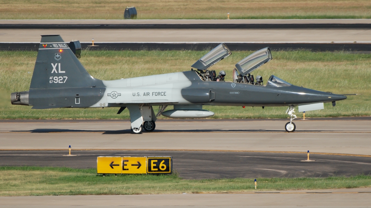Full size: USAF - United States Air Force Northrop T-38 Talon 67-14927 at Will Rogers World Airport