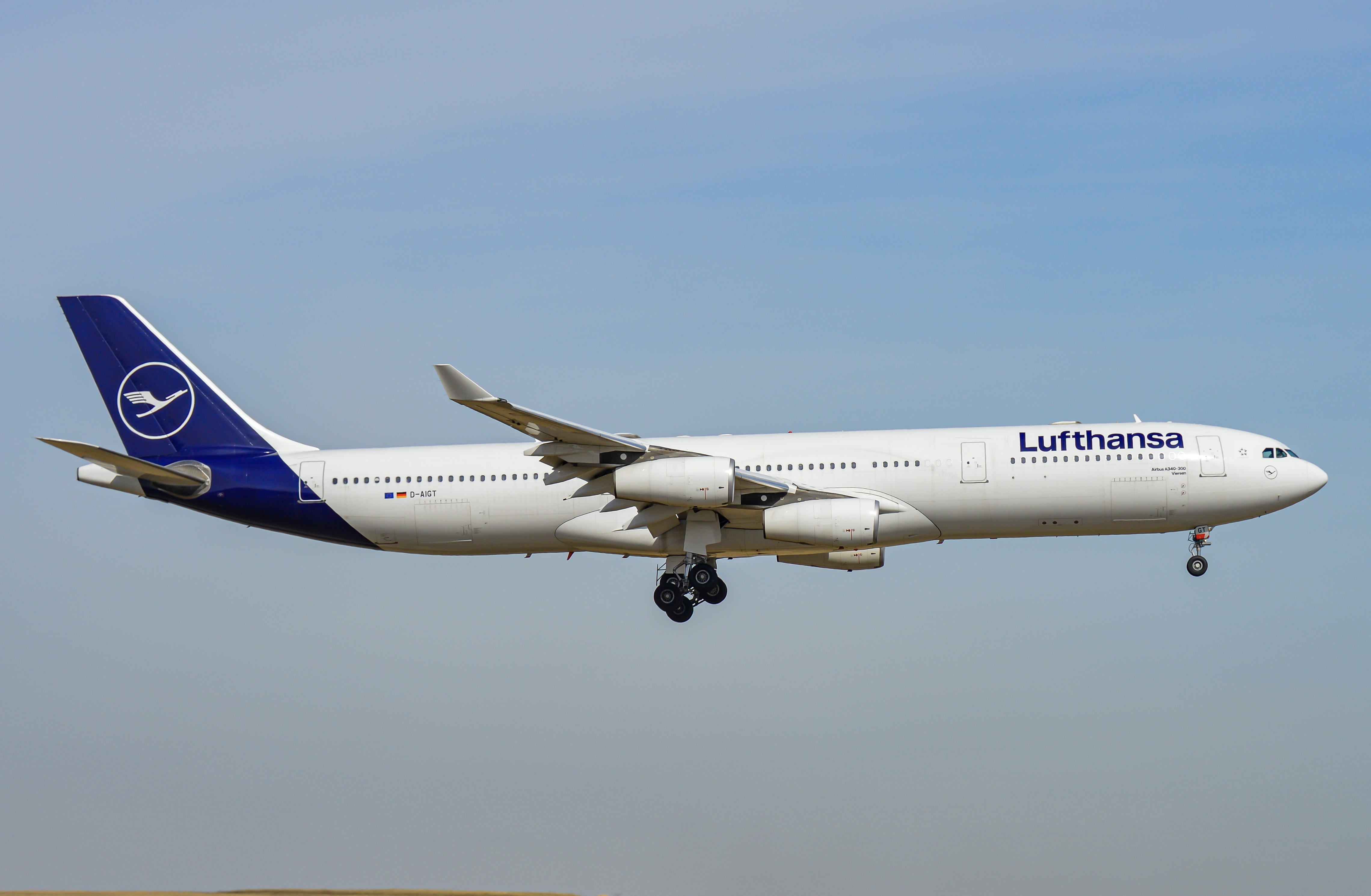 Full size: Lufthansa  Airbus A340-300 D-AIGT at Chicago O'Hare International Airport
