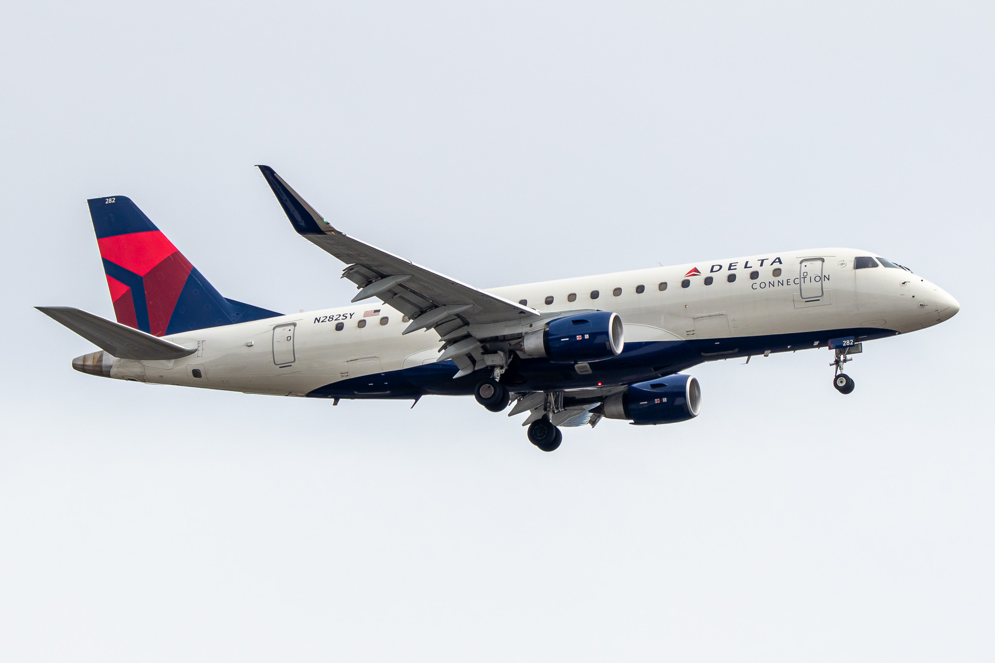 Full size: SkyWest Airlines Embraer E175 N282SY at Seattle-Tacoma International Airport