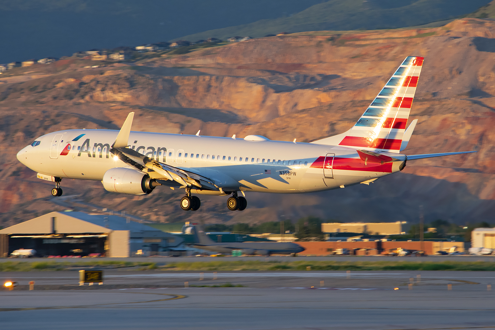 Full size: American Airlines Boeing 737-800 N358PW at Salt Lake City International Airport