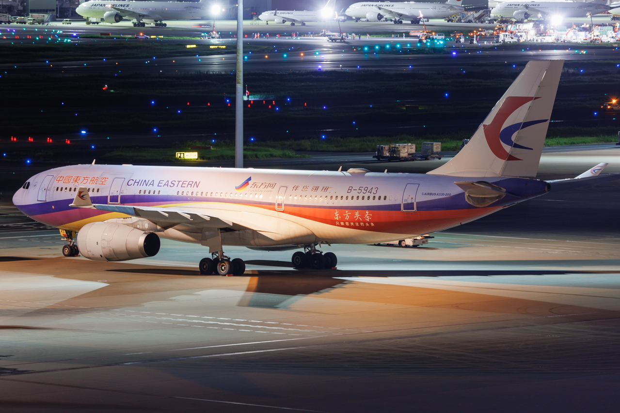 Full size: China Eastern Airlines Airbus A330-200 B-5943 at Tokyo-Haneda Airport