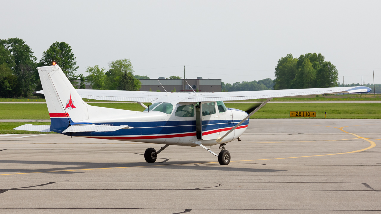 Full size: PRIVATE Cessna 172 N7896U at Delaware Municipal Airport