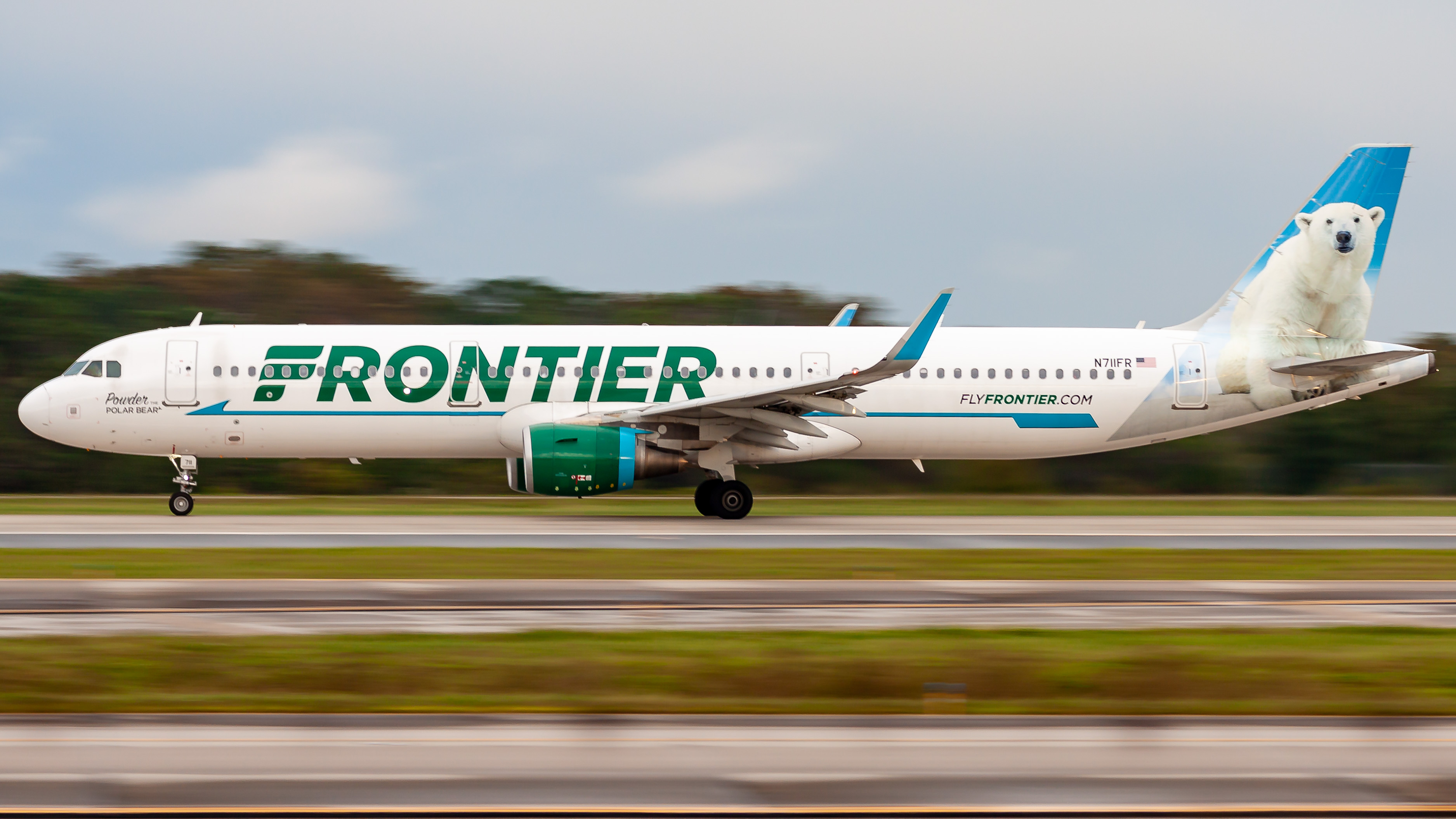 Full size: Frontier Airlines Airbus A321-200 N711FR at Orlando International Airport