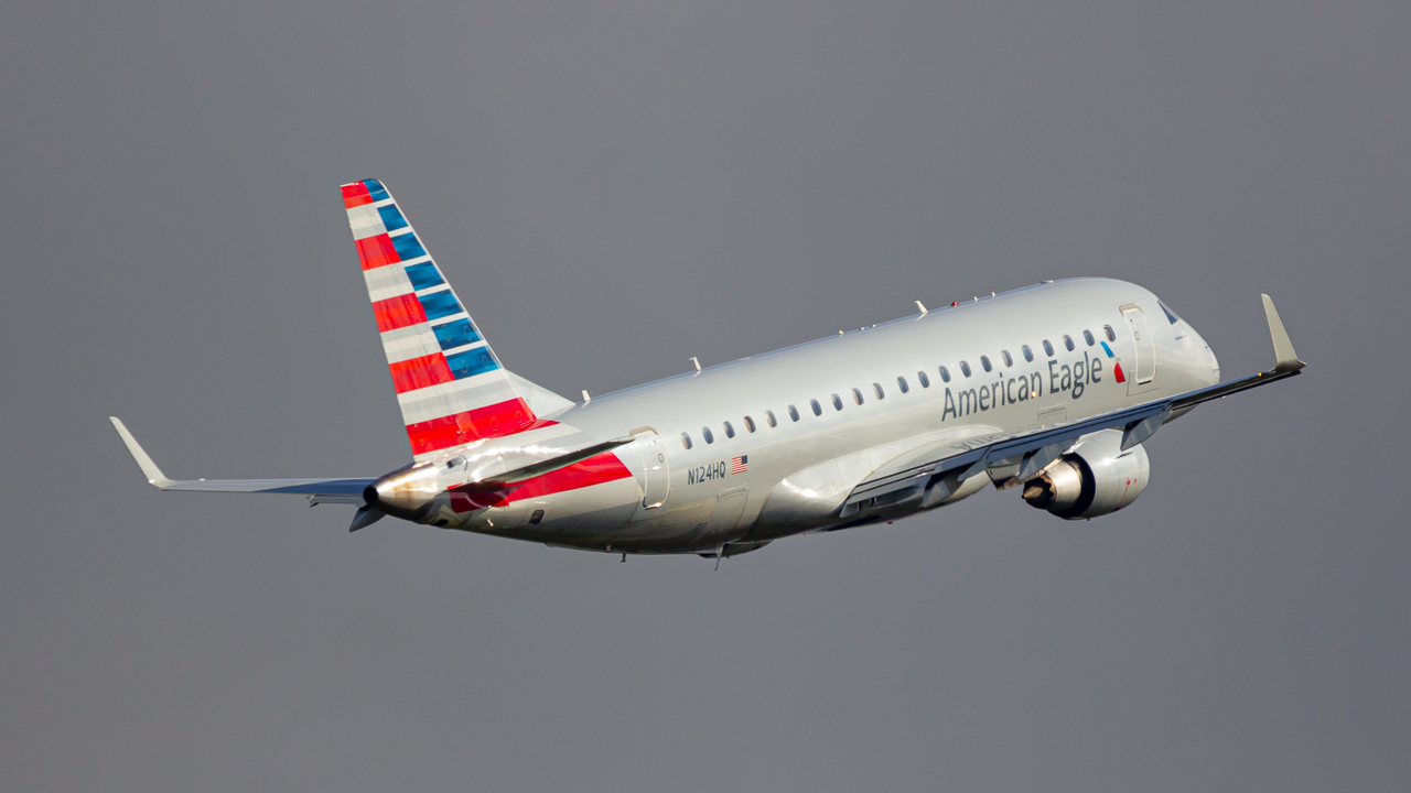 Full size: American Eagle Embraer E175 N124HQ at John Glenn Columbus International Airport