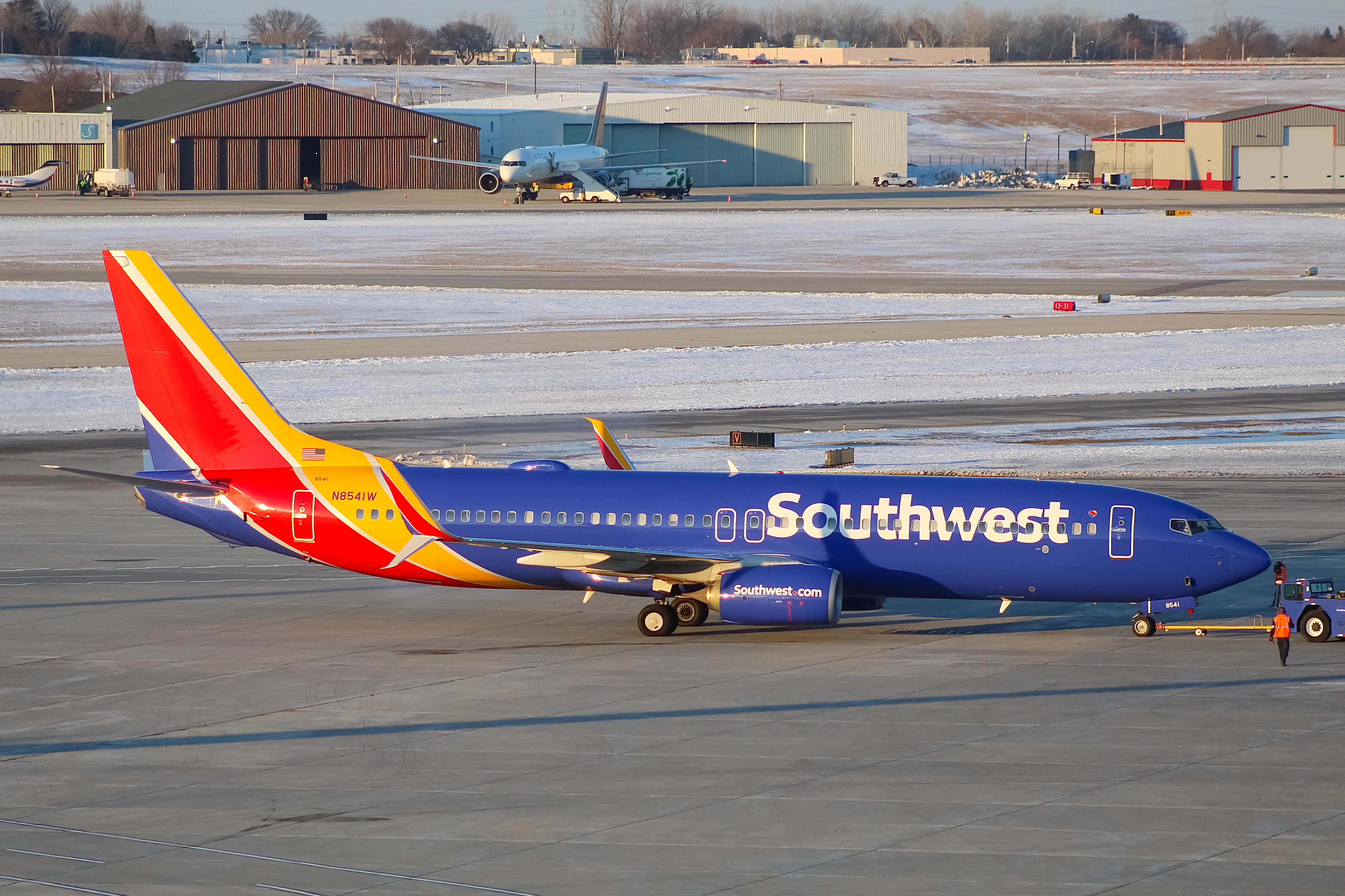Full size: Southwest Airlines Boeing 737-800 N8541W at General Mitchell International Airport