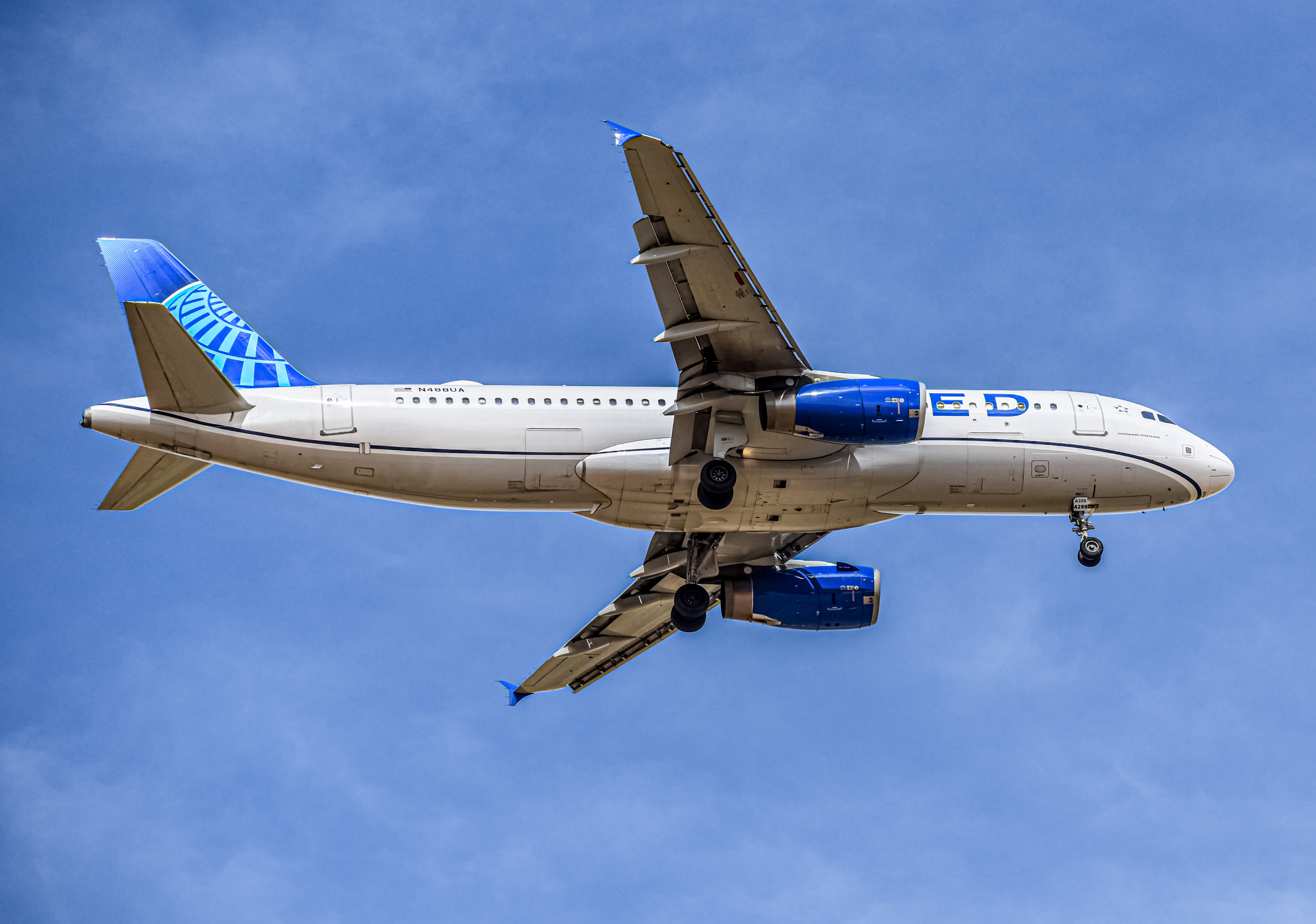 Full size: United Airlines Airbus A320 N488UA at Denver International Airport