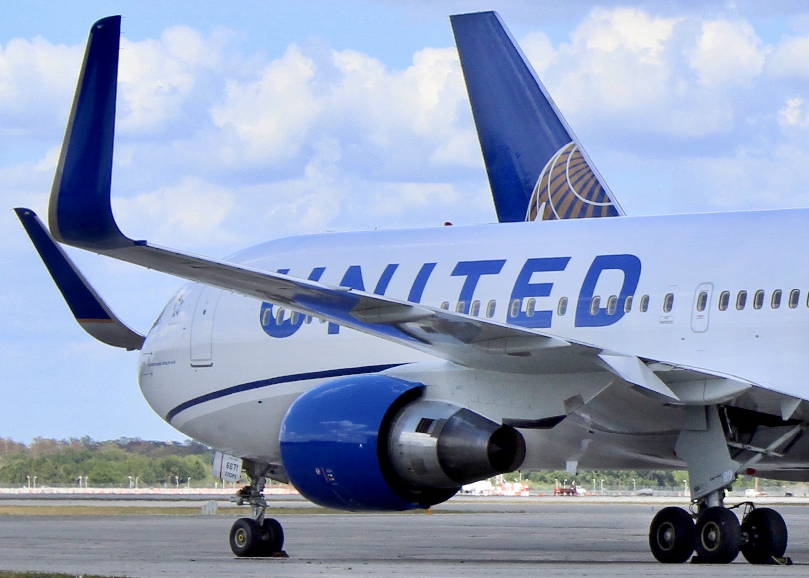 Full size: United Airlines  Boeing 767-300ER N671UA at Orlando International Airport
