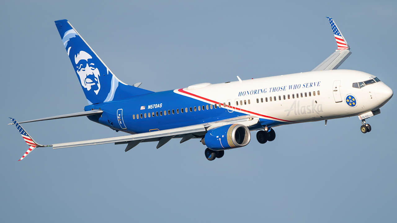 Full size: Alaska Airlines Boeing 737-800 N570AS at Ronald Reagan National Airport