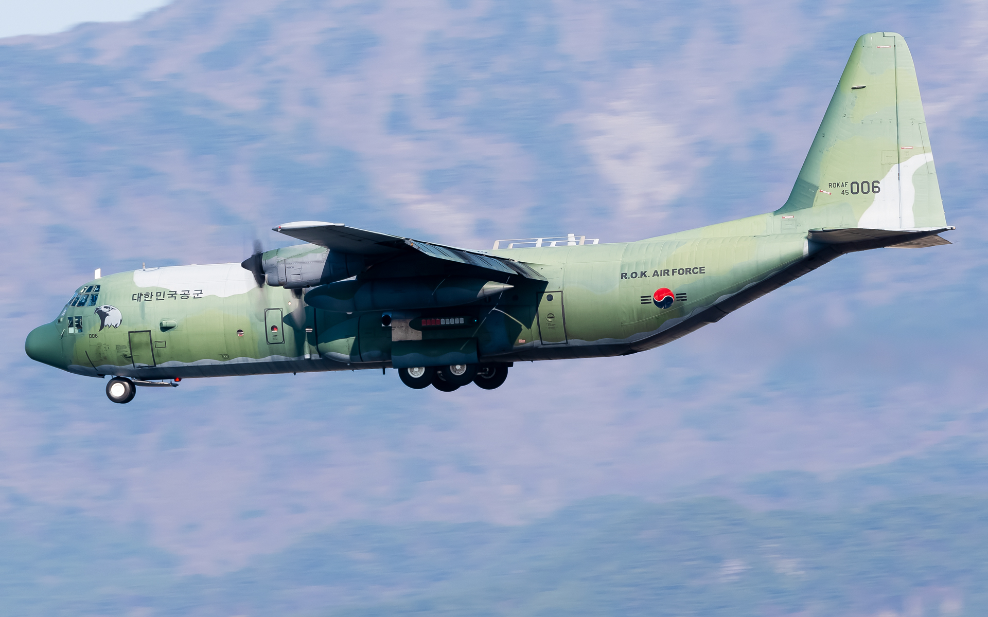 Full size: ROKAF Lockheed C-130H-30 Hercules 45-006 at Gimhae International Airport