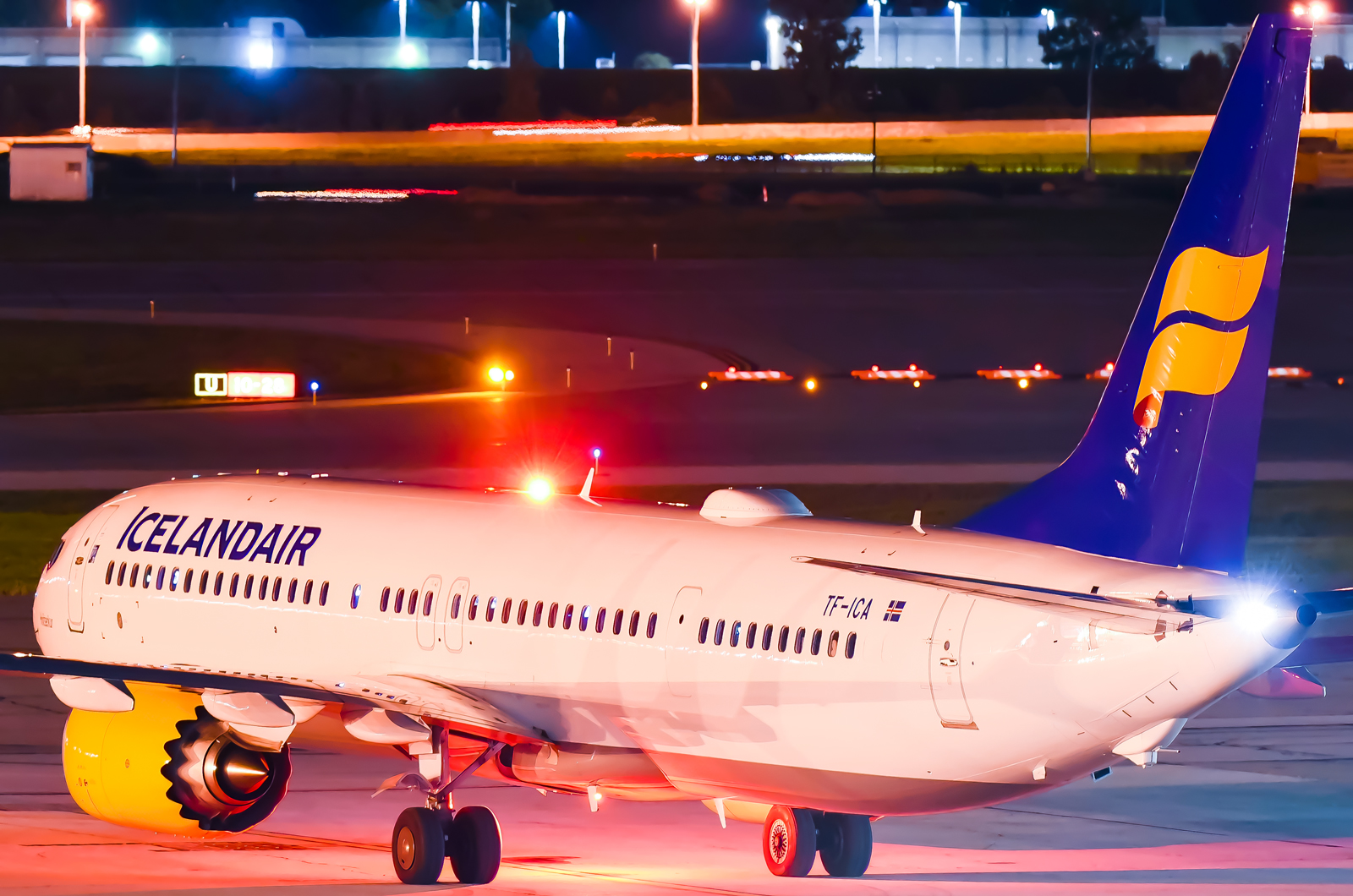 Full size: Icelandair Boeing 737 MAX 9 TF-ICA at Cleveland-Hopkins International Airport