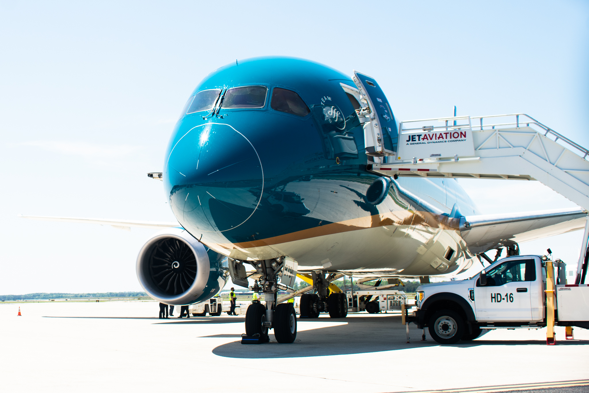 Full size: Vietnam Airlines  Boeing 787-10 VN-A879 at Washington Dulles International Airport