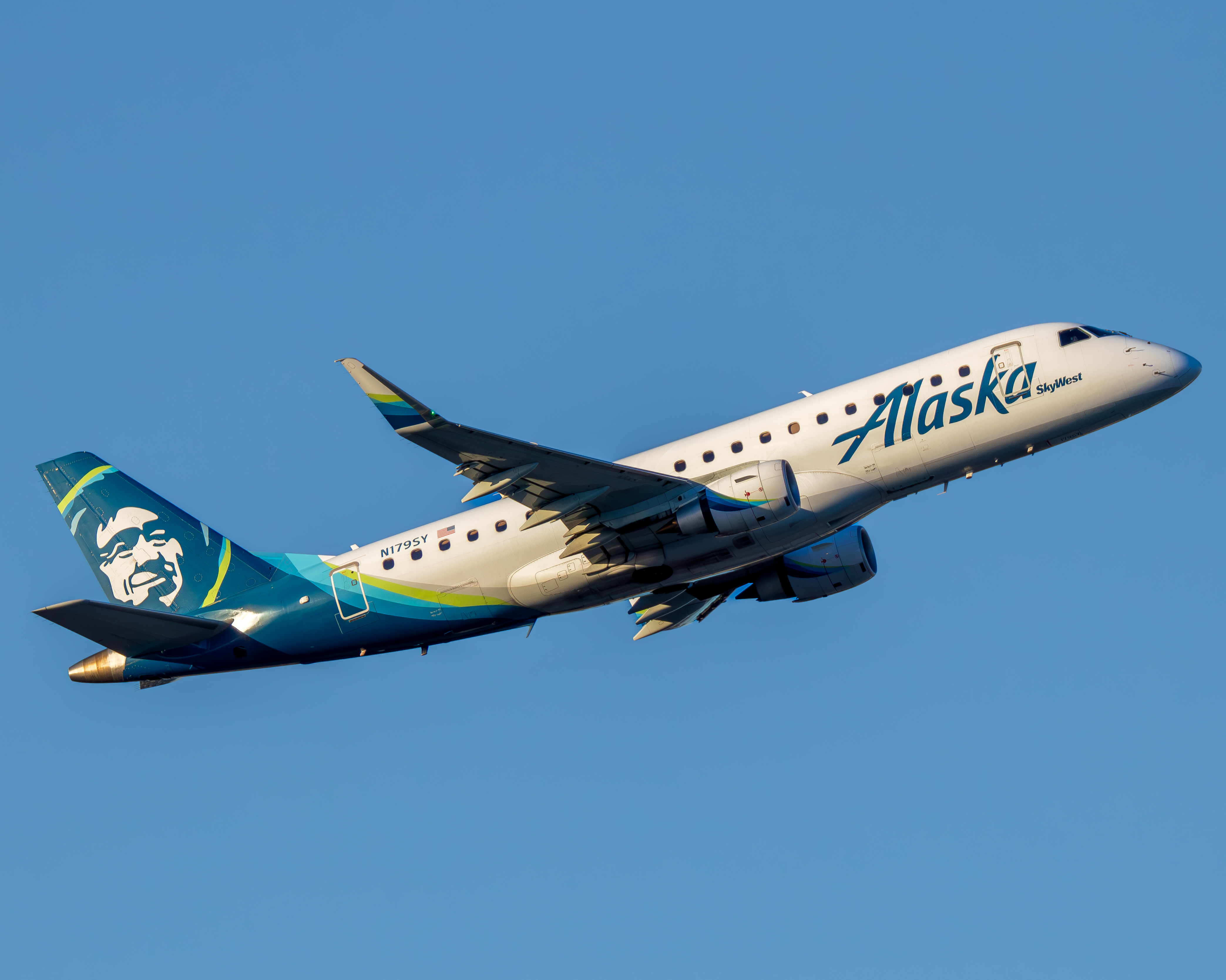 Full size: SkyWest Airlines Embraer E175 N179SY at San Diego International Airport