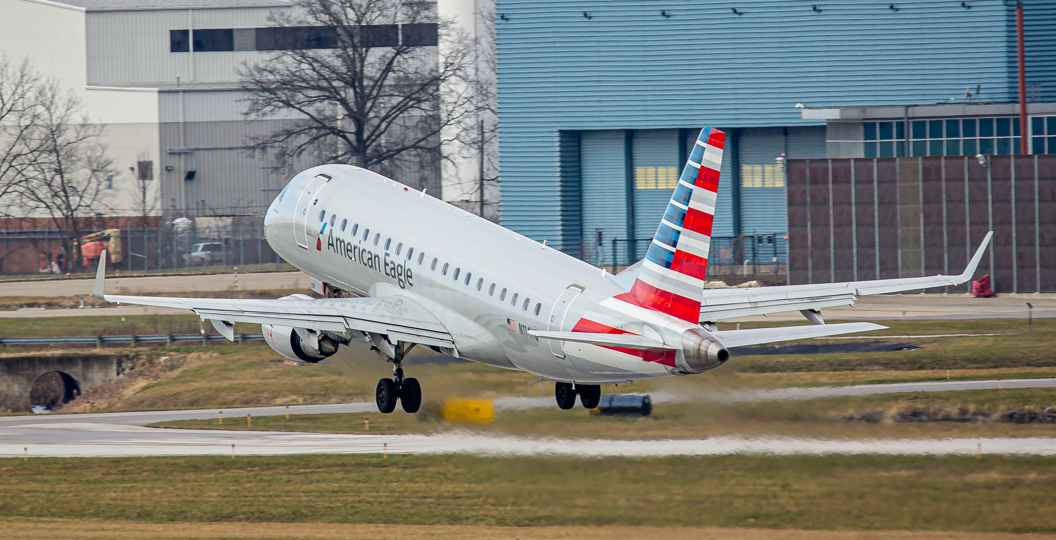 Full size: American Airlines Embraer E175 N114HQ at John Glenn Columbus International Airport