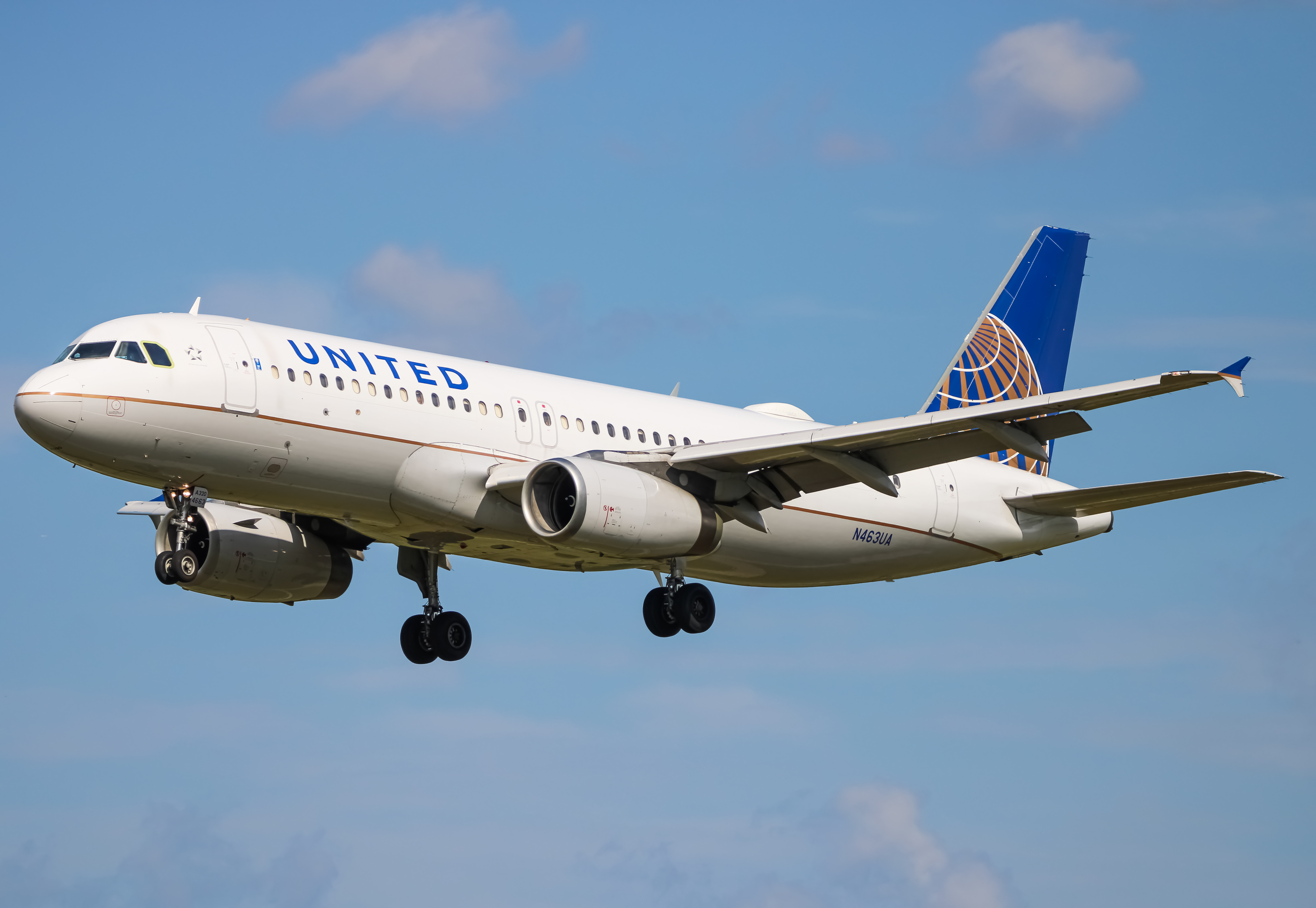 Full size: United Airlines Airbus A320 N463UA at Baltimore/Washington International Thurgood Marshall Airport