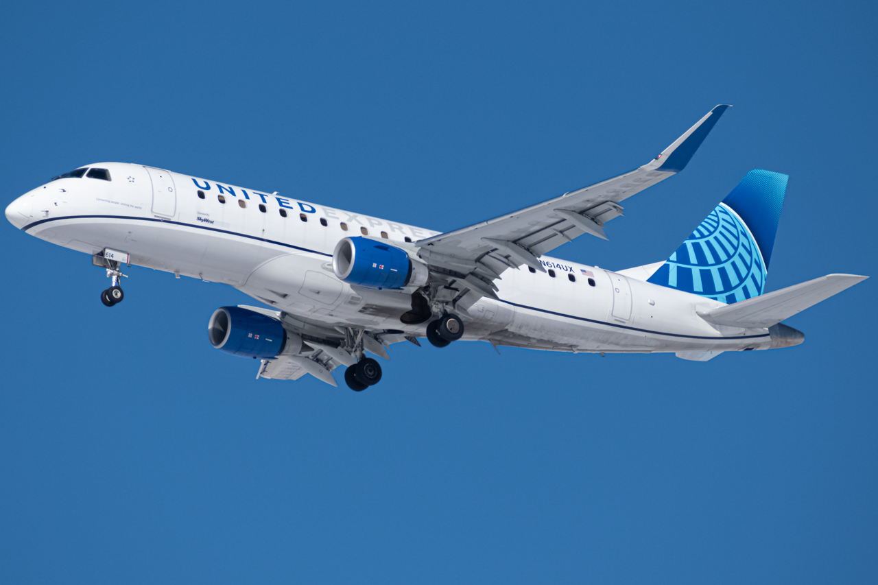 Full size: United Express Embraer E175 N614UX at Denver International Airport