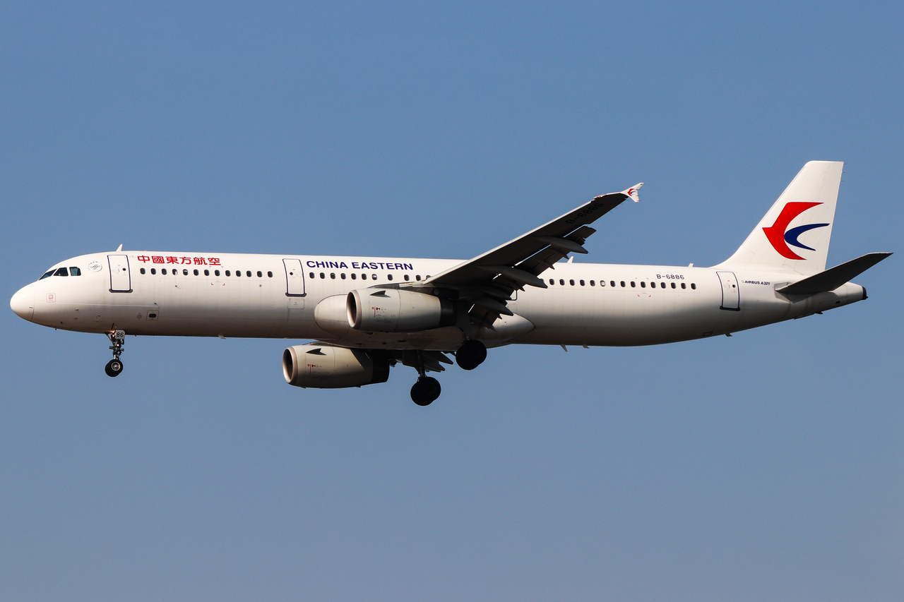 Full size: China Eastern Airlines Airbus A321-200 B-6886 at Hong Kong International Airport
