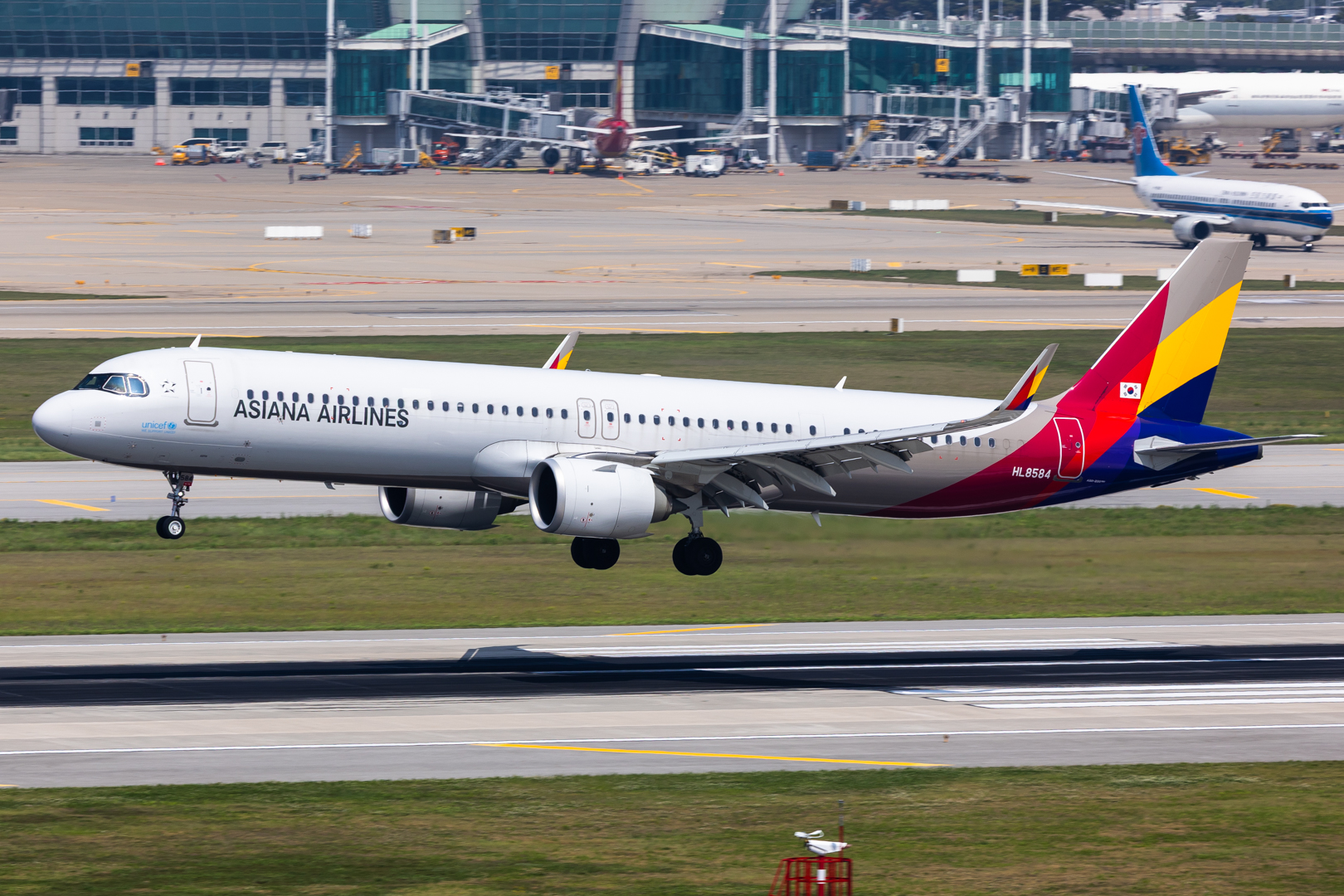 Full size: Asiana Airlines Airbus A321NEO HL8584 at Seoul-Incheon International Airport