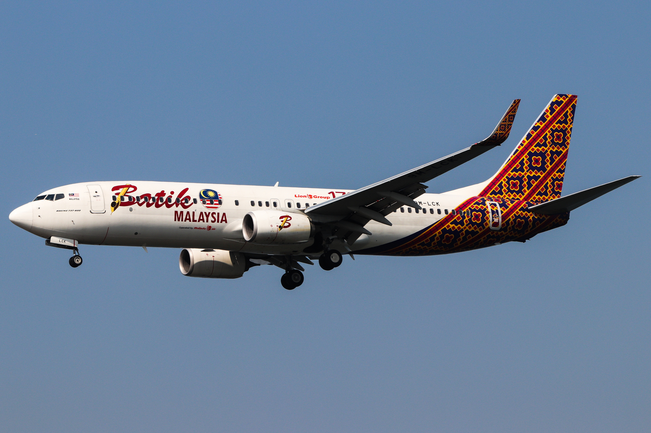 Full size: Malindo Air Boeing 737-800 9M-LCK at Hong Kong International Airport