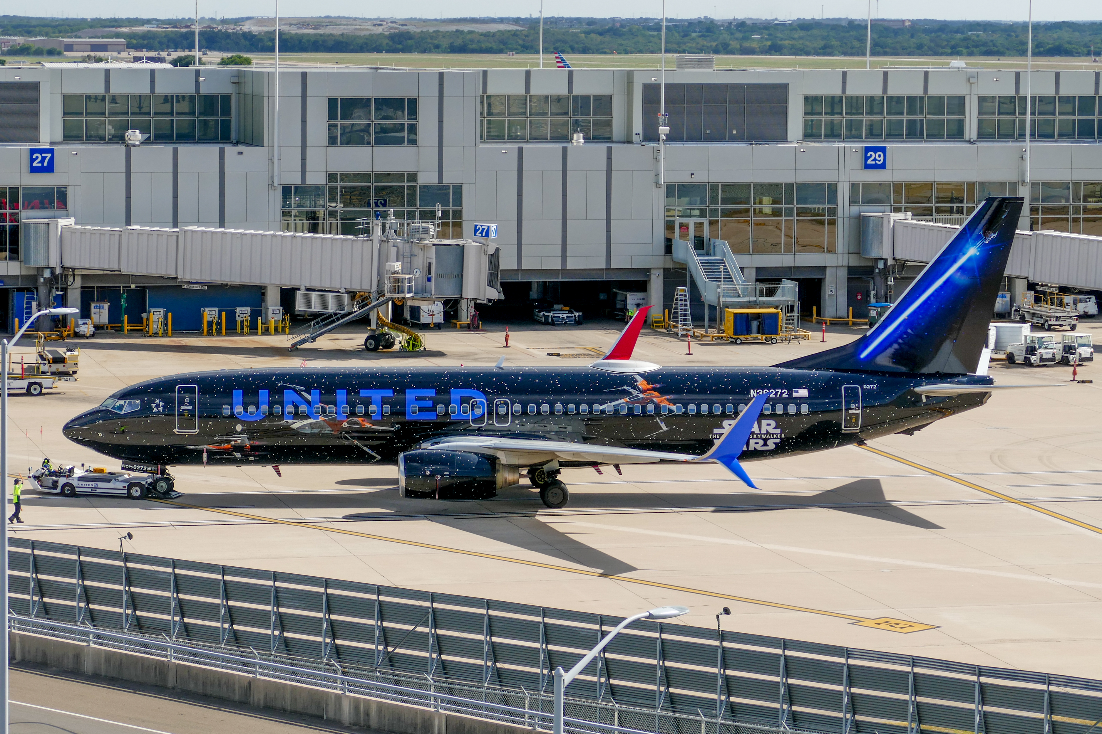 Full size: United Airlines Boeing 737-800 N36272 at Austin-Bergstrom International Airport