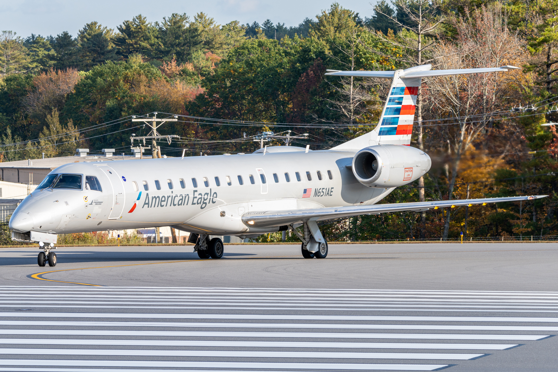 Full size: American Eagle Embraer ERJ145 N651AE at Manchester Airport