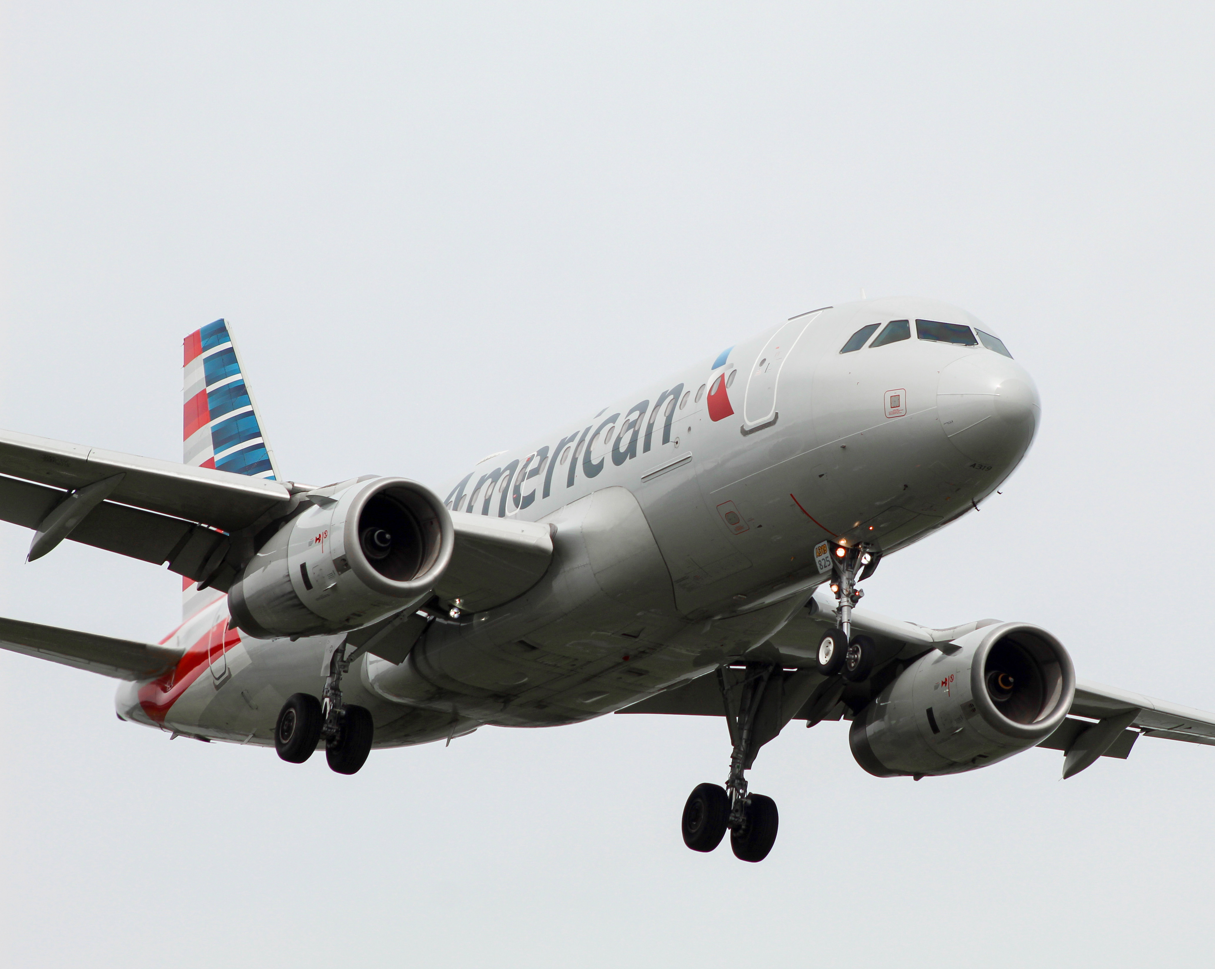 Full size: American Airlines Airbus A319 N825AW at Ronald Reagan National Airport