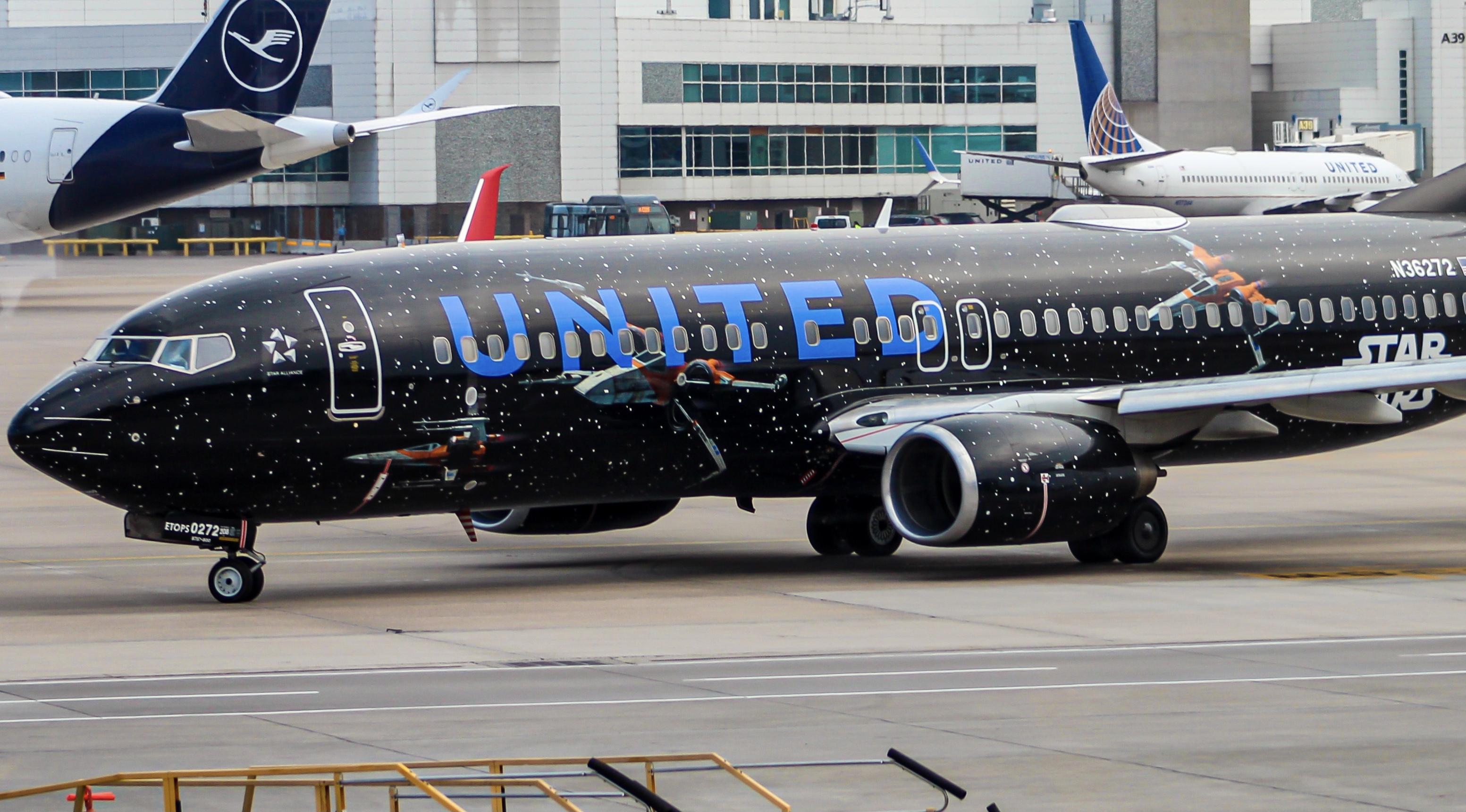 Full size: United Airlines Boeing 737-800 N36272 at Denver International Airport
