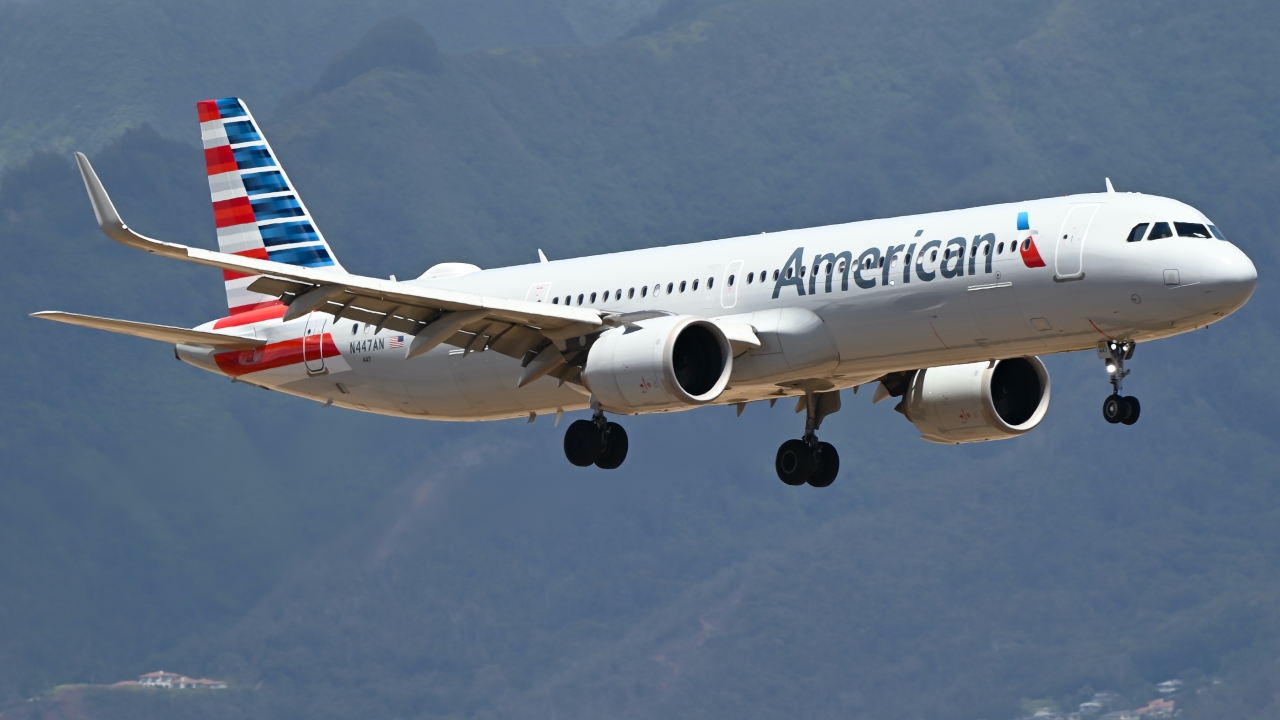 Full size: American Airlines Airbus A321NEO N447AN at Kahului Airport
