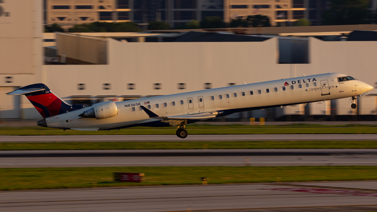 Full size: Delta Connection Mitsubishi CRJ-900 N836SK at John Glenn Columbus International Airport
