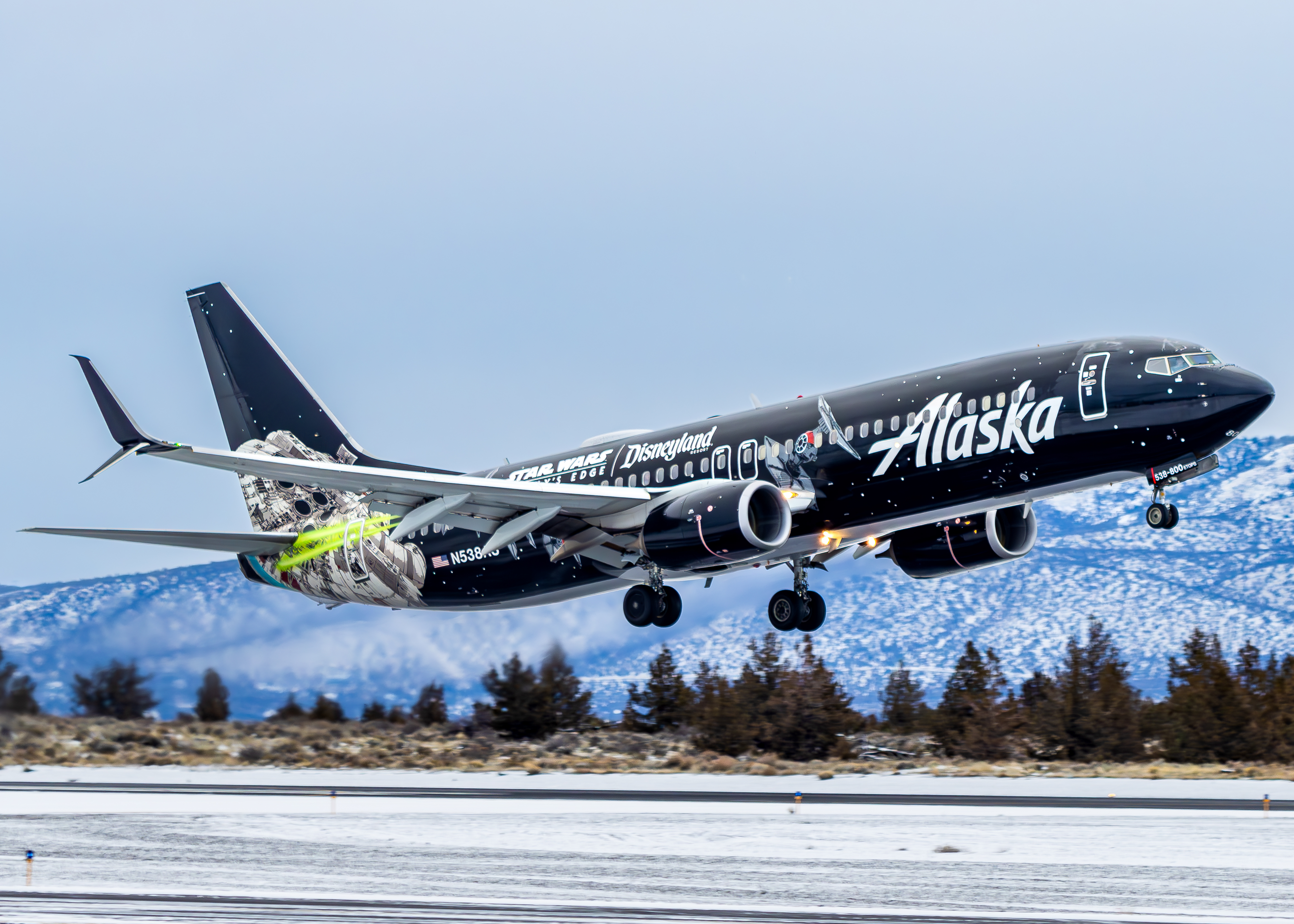 Full size: Alaska Airlines Boeing 737-800 N538AS at Roberts Field Airport