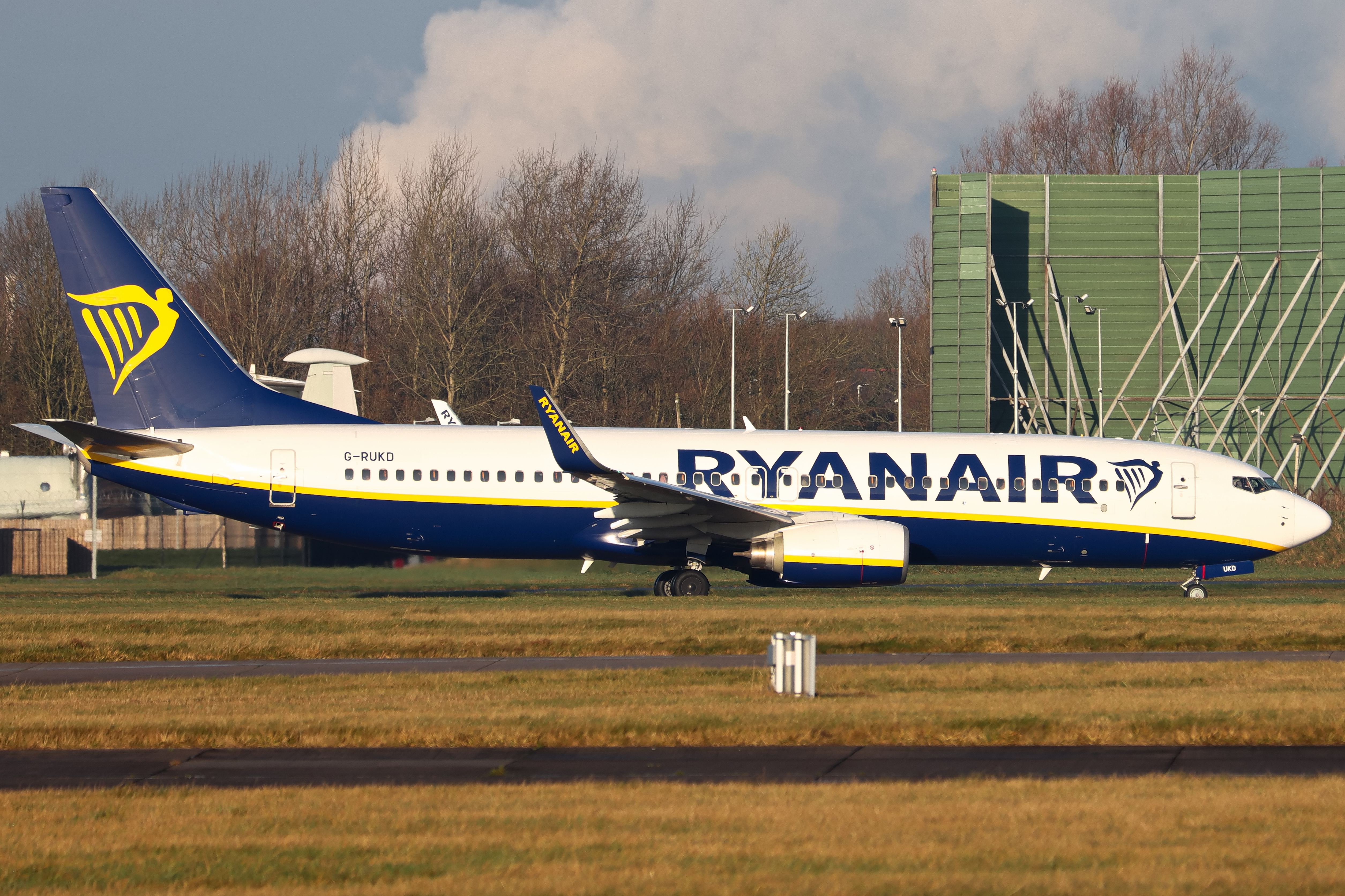 Full size: RyanAir Boeing 737-800 G-RUKD at Manchester Airport
