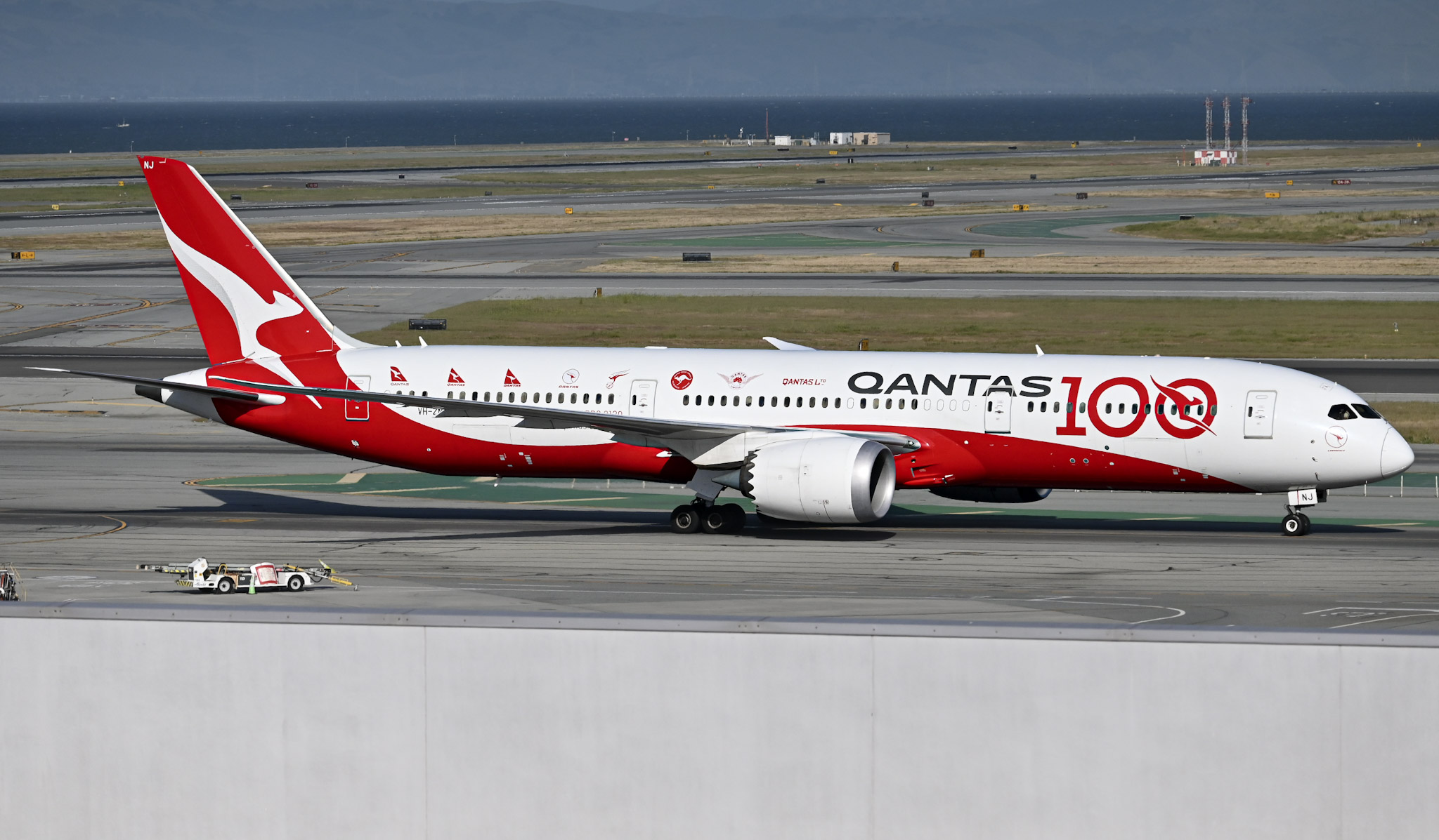 Full size: Qantas Airways Boeing 787-9 VH-ZNJ at San Francisco International Airport