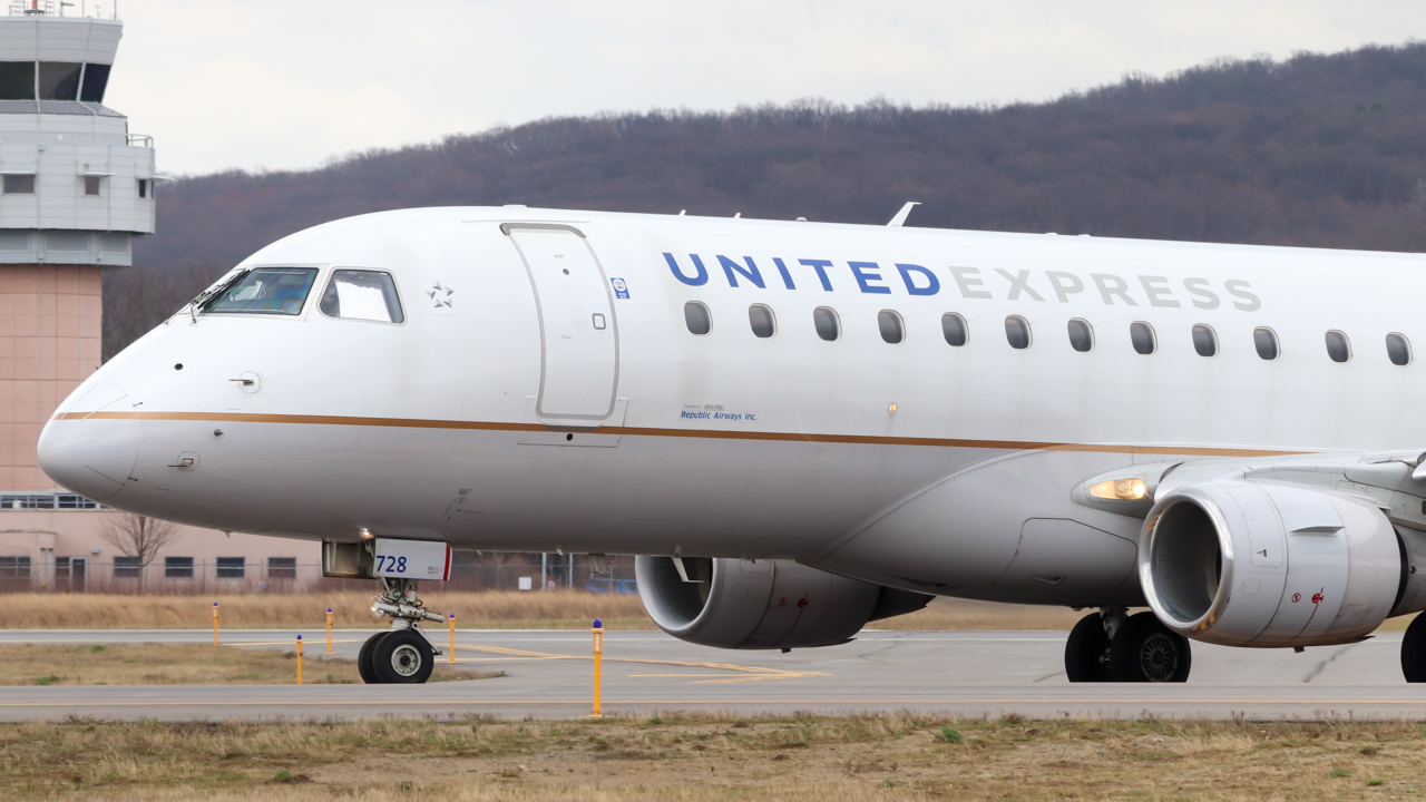 Full size: United Express Embraer E175 N728YX at Avoca Wilkes-Barre/Scranton International Airport