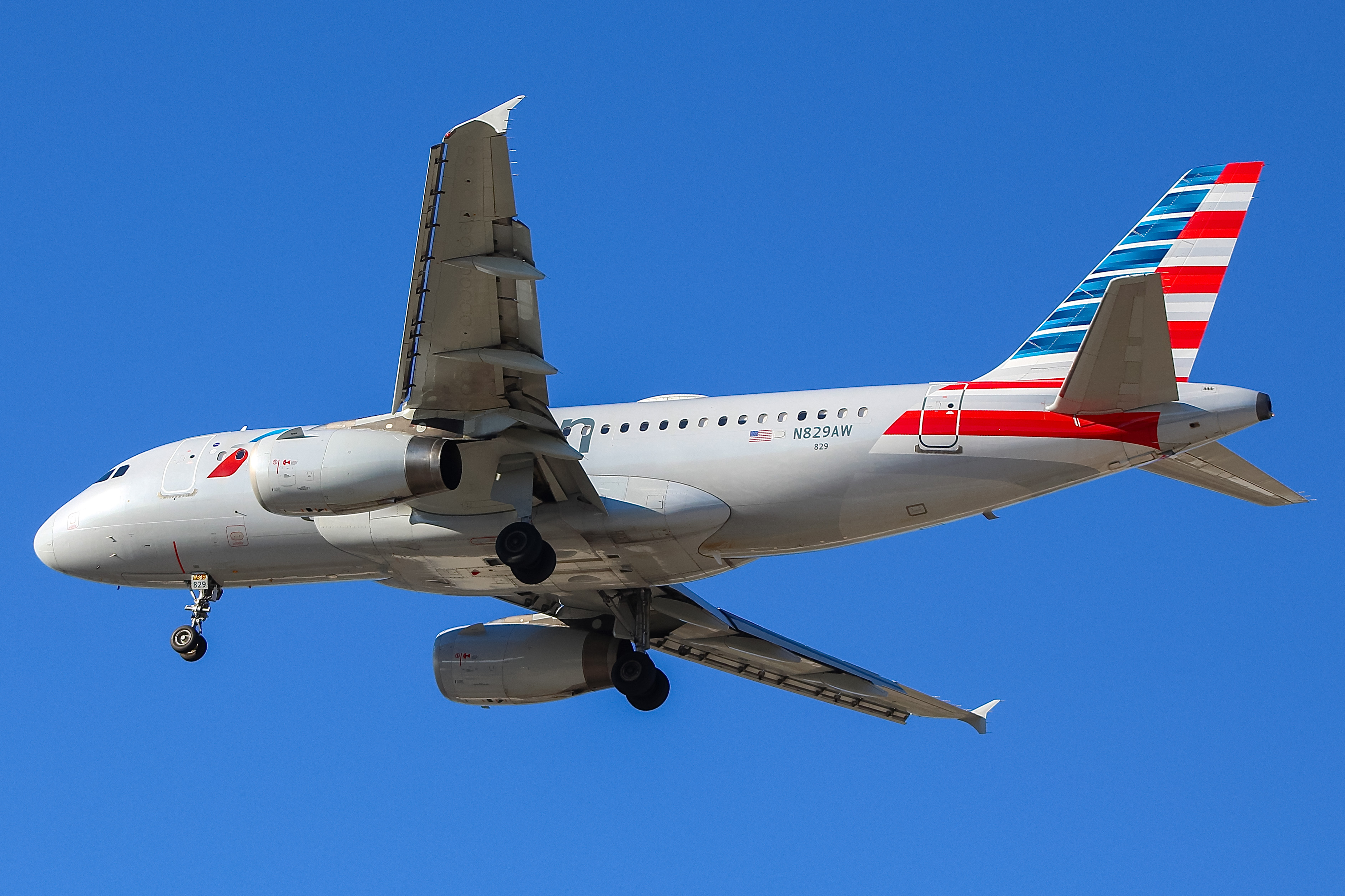 Full size: American Airlines Airbus A319 N829AW at General Mitchell International Airport