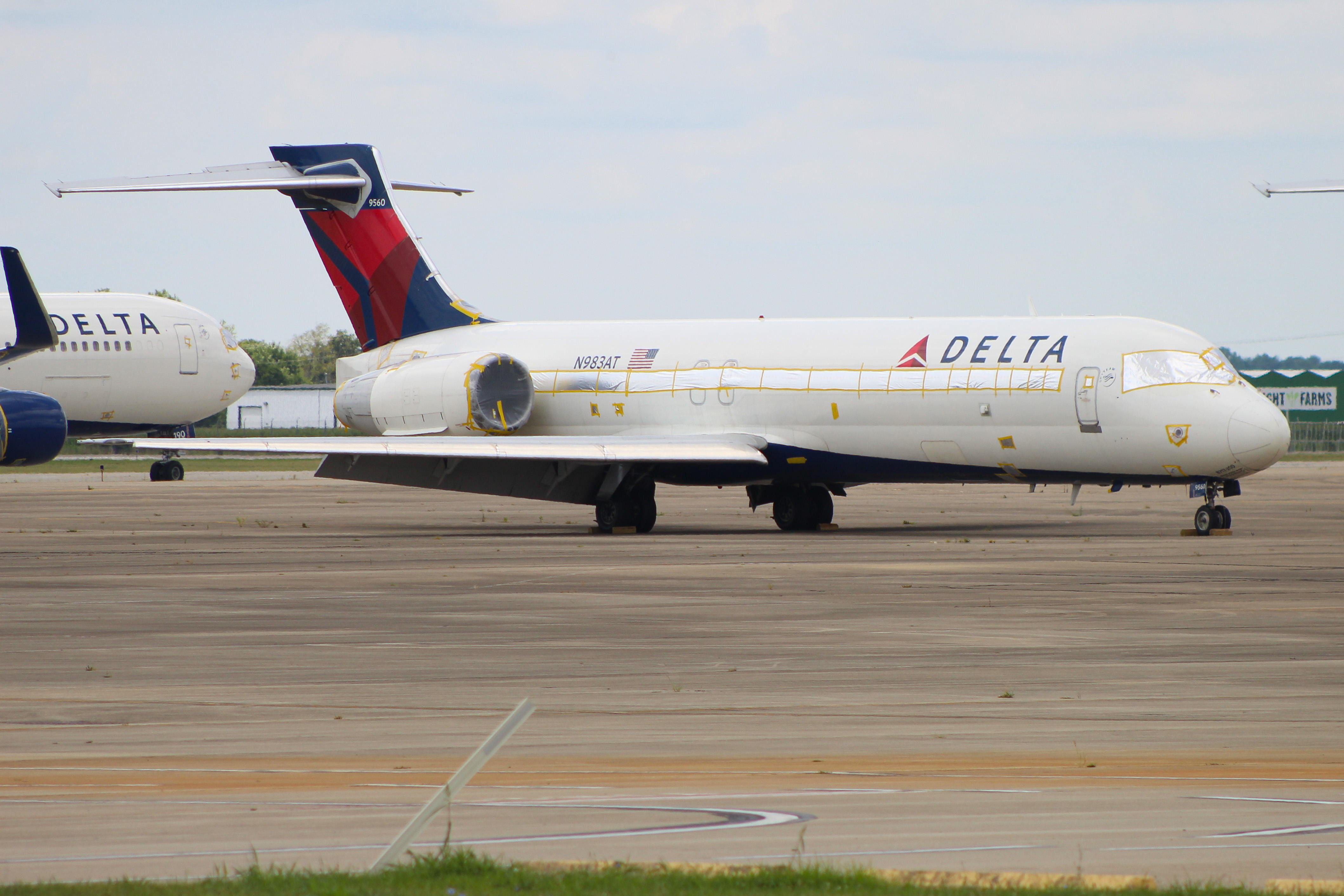 Full size: Delta Airlines Boeing 717-200 N983AT at Wilmington Air Park