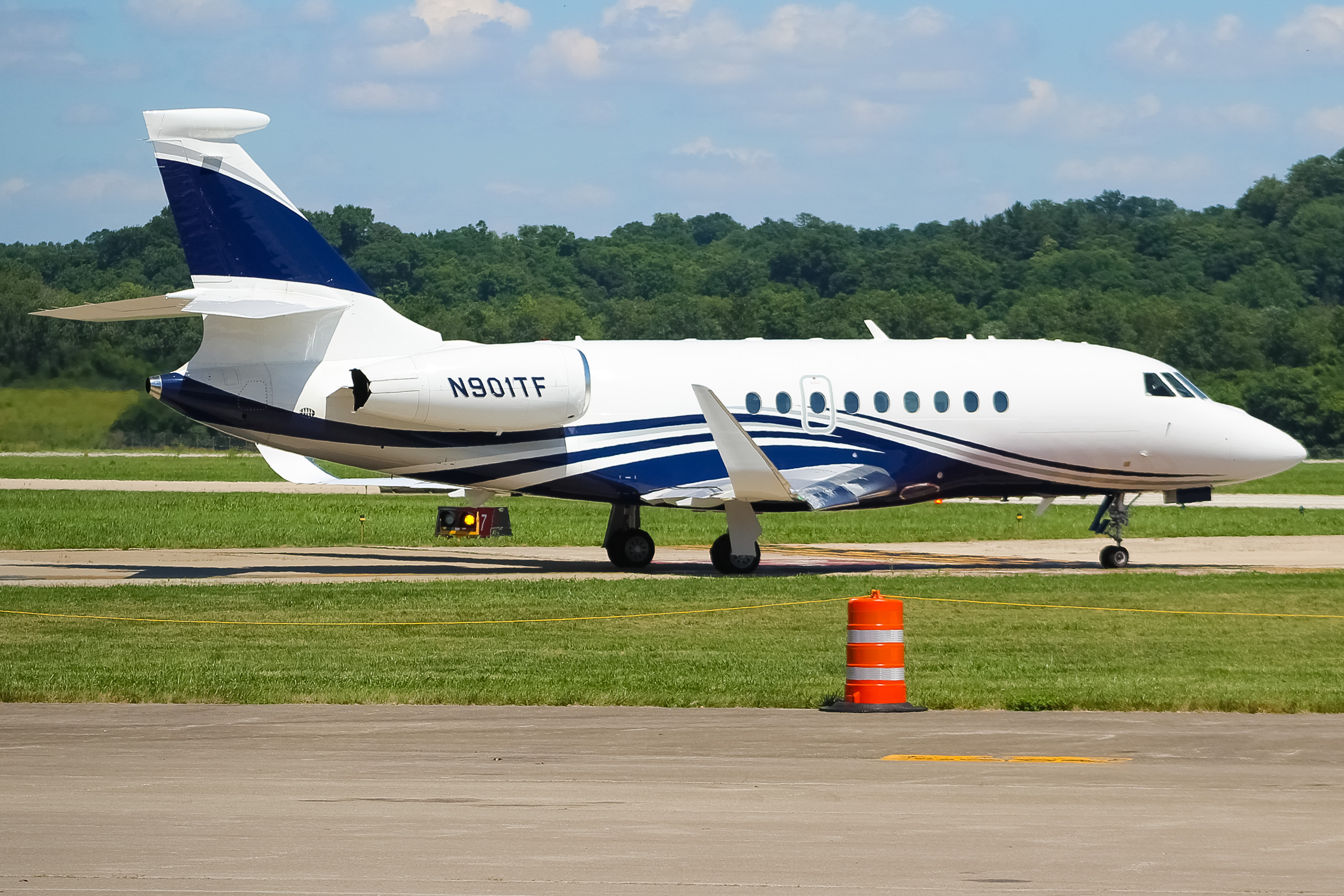 Full size: PRIVATE  Dassault Falcon 2000EX N901TF at Cincinnati Municipal Airport/Lunken Field