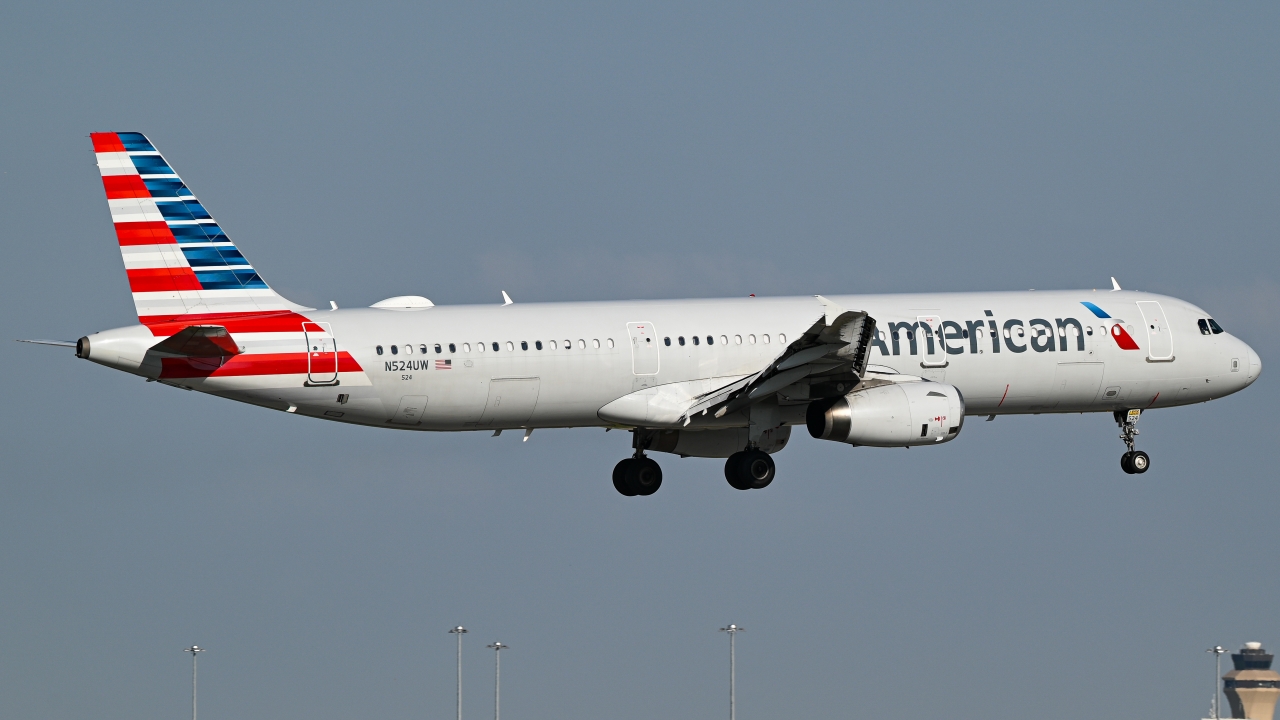 Full size: American Airlines Airbus A321-200 N524UW at Dallas-Fort Worth International Airport