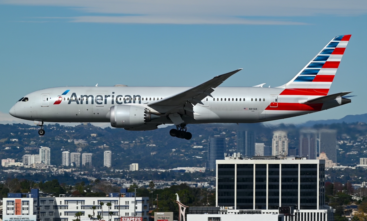 Full size: American Airlines Boeing 787-8 N811AB at Los Angeles International Airport