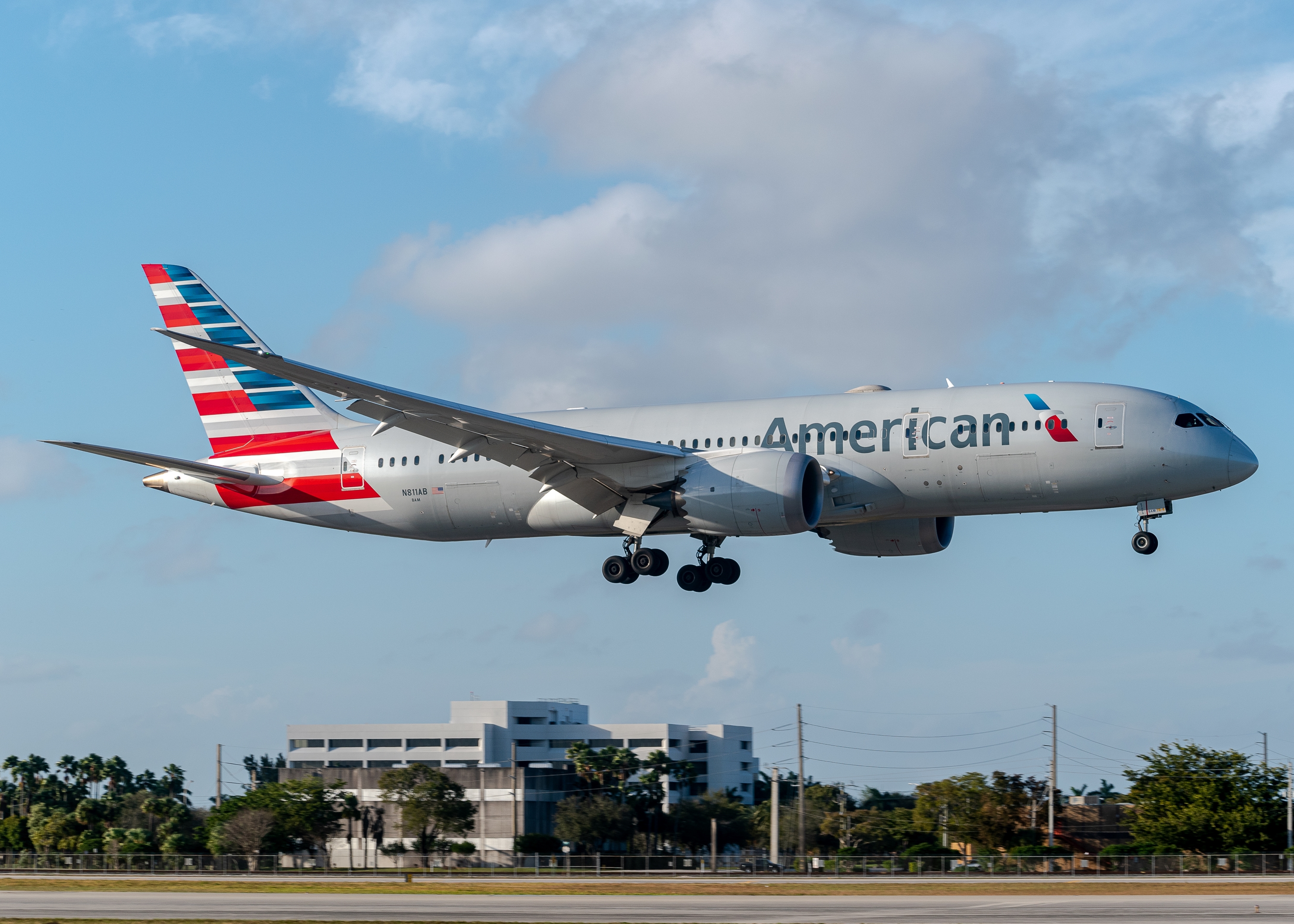 Full size: American Airlines Boeing 787-8 N811AB at Miami International Airport