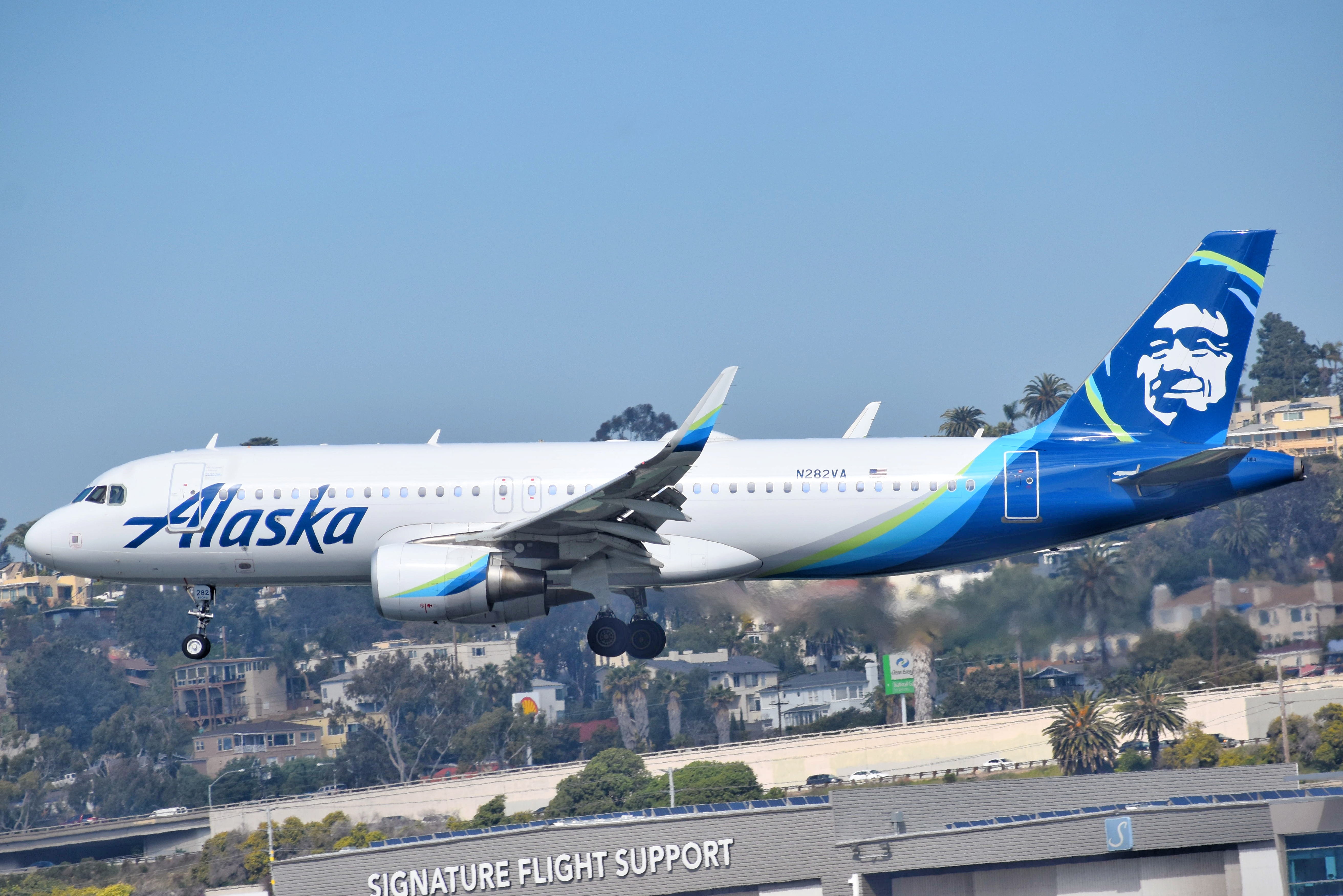 Full size: Alaska Airlines Airbus A320 N282VA at San Diego International Airport